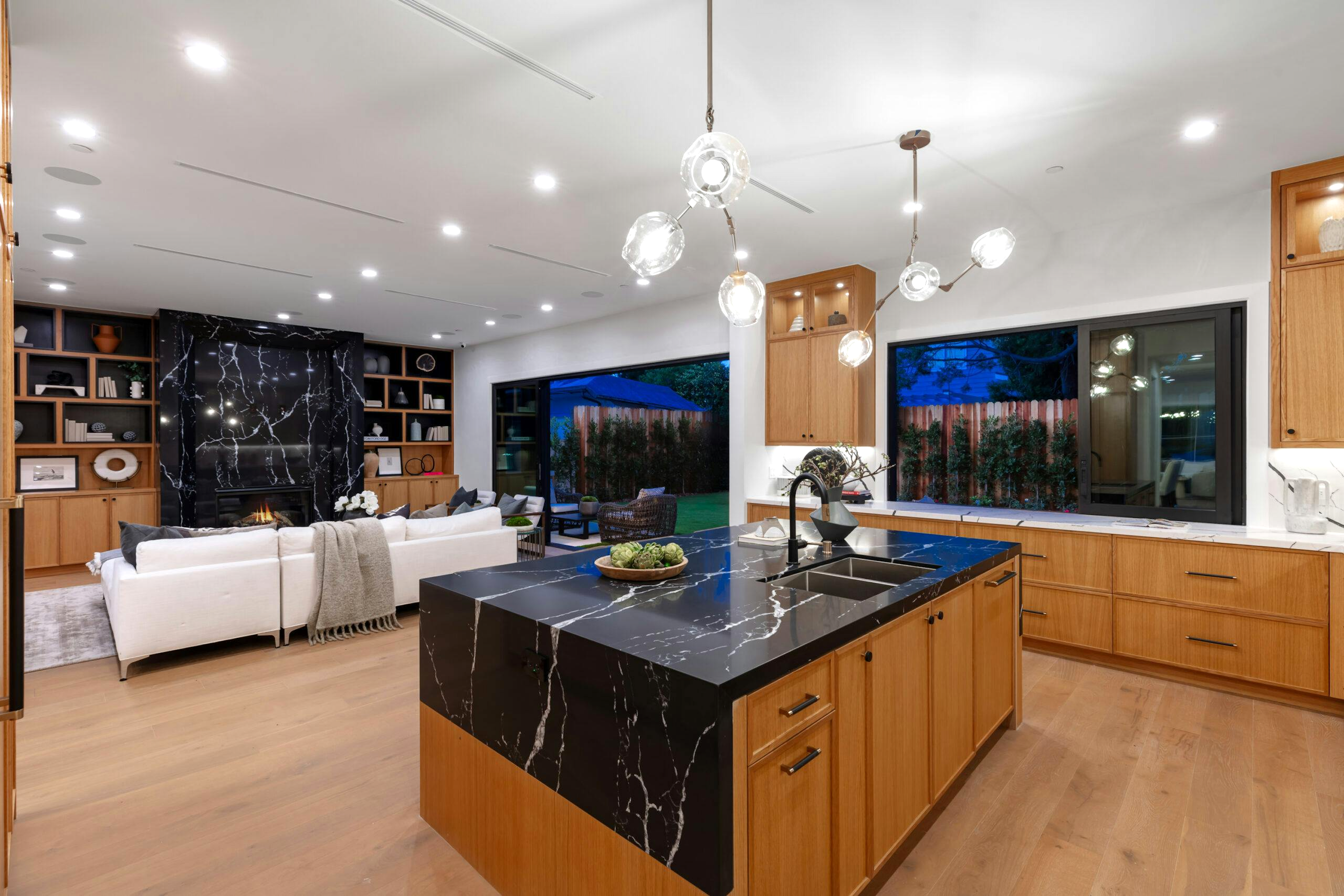 NEW Modern Home w Open Floor, nat light, 5BR, Roof, pool