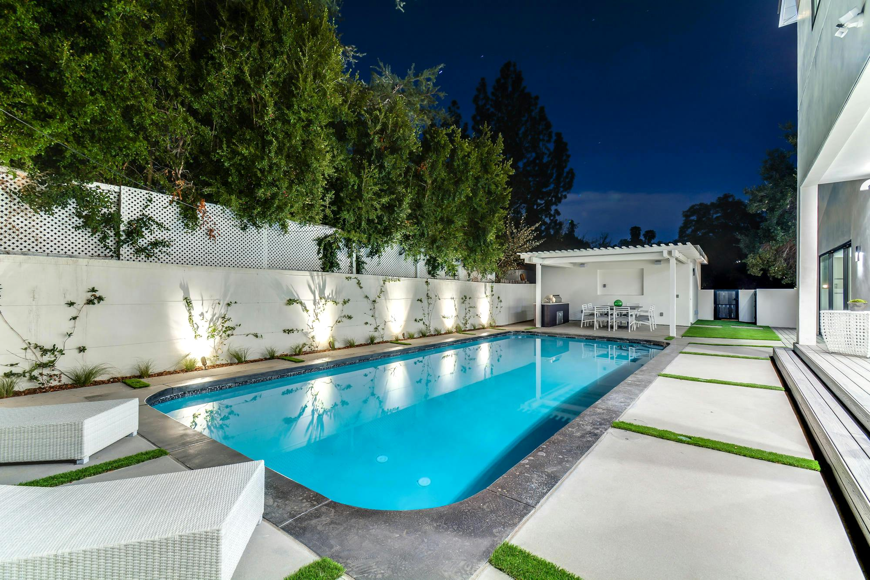Luxurious Studio City Home: Ideal Film Location with Sparkling Pool & SMART Integration