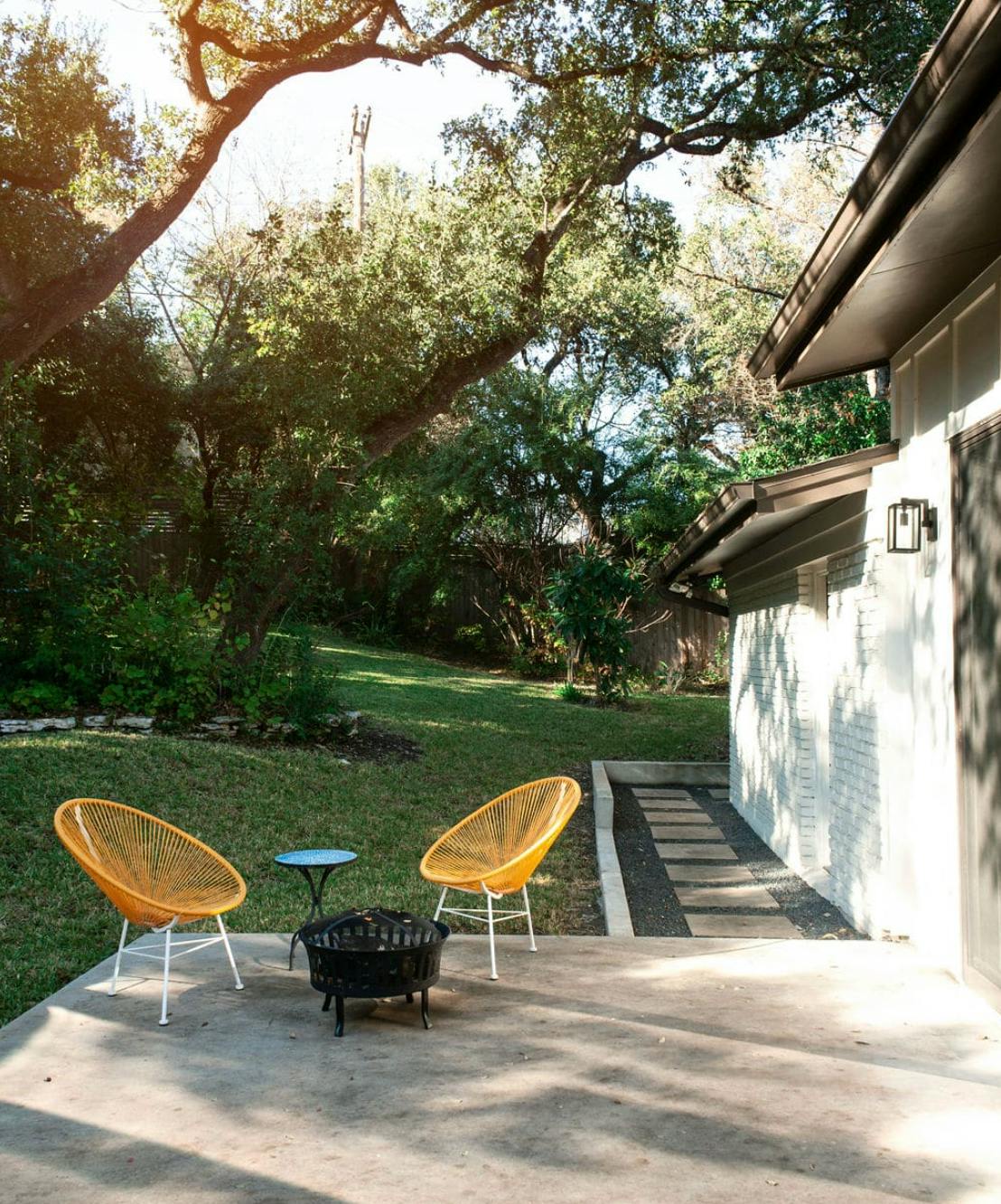 Bright Home With Natural Light And Yard