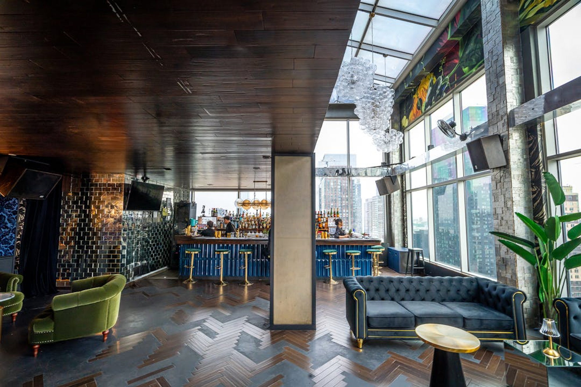 Midtown s High-Rise Rooftop