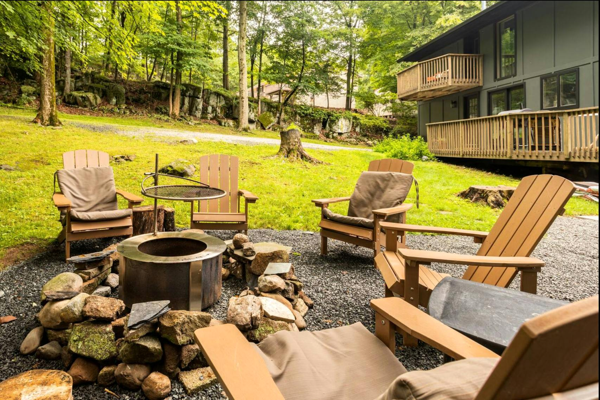 Modern Meets Rustic 2400sqft house + Parklike with outdour sauna, fire pit