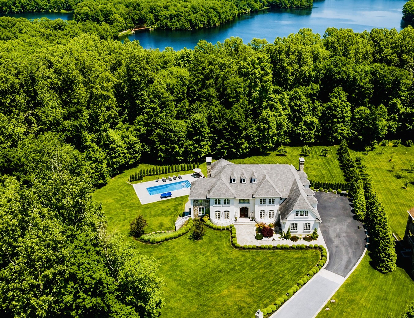 Luxury Estate with Pool, Lake & Hot Tub One Hour from NYC