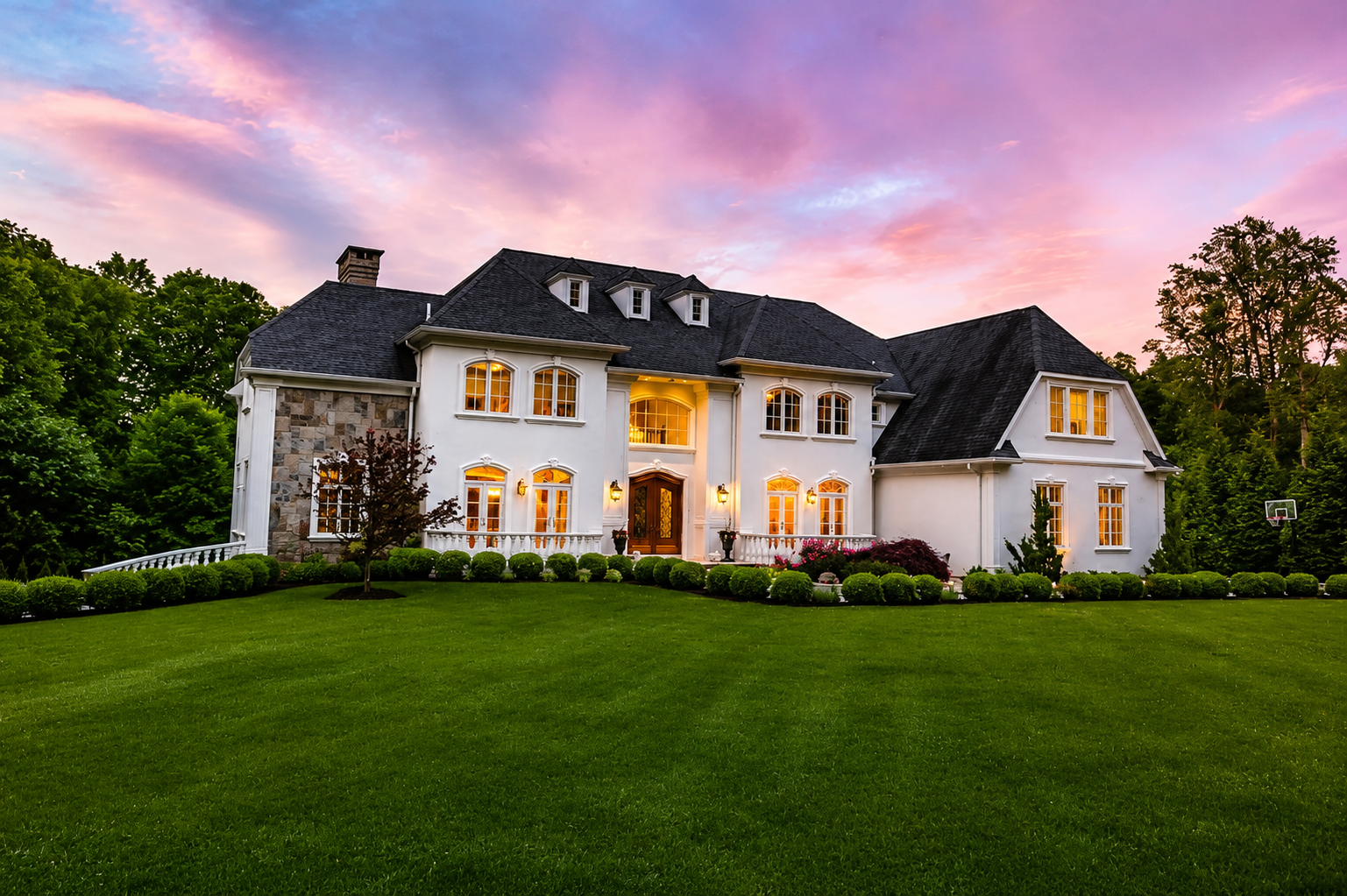 Luxury Estate with Pool, Lake & Hot Tub One Hour from NYC