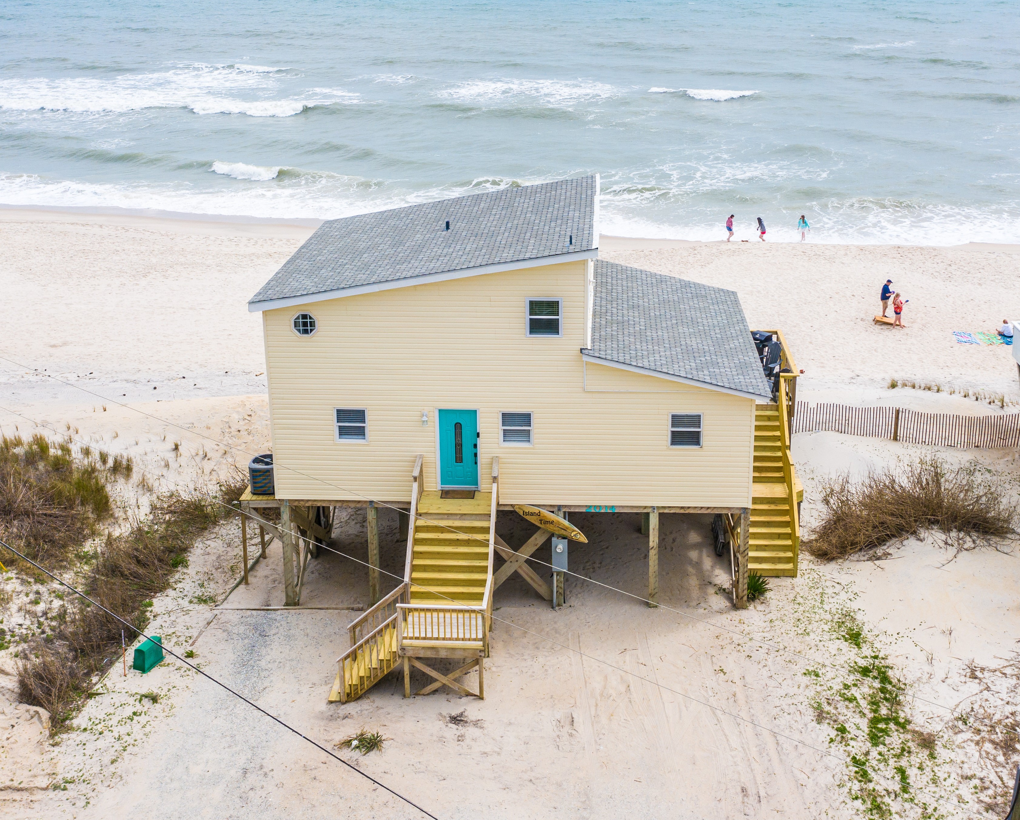 "Island Time", Peaceful 5 BR Oceanfront Home