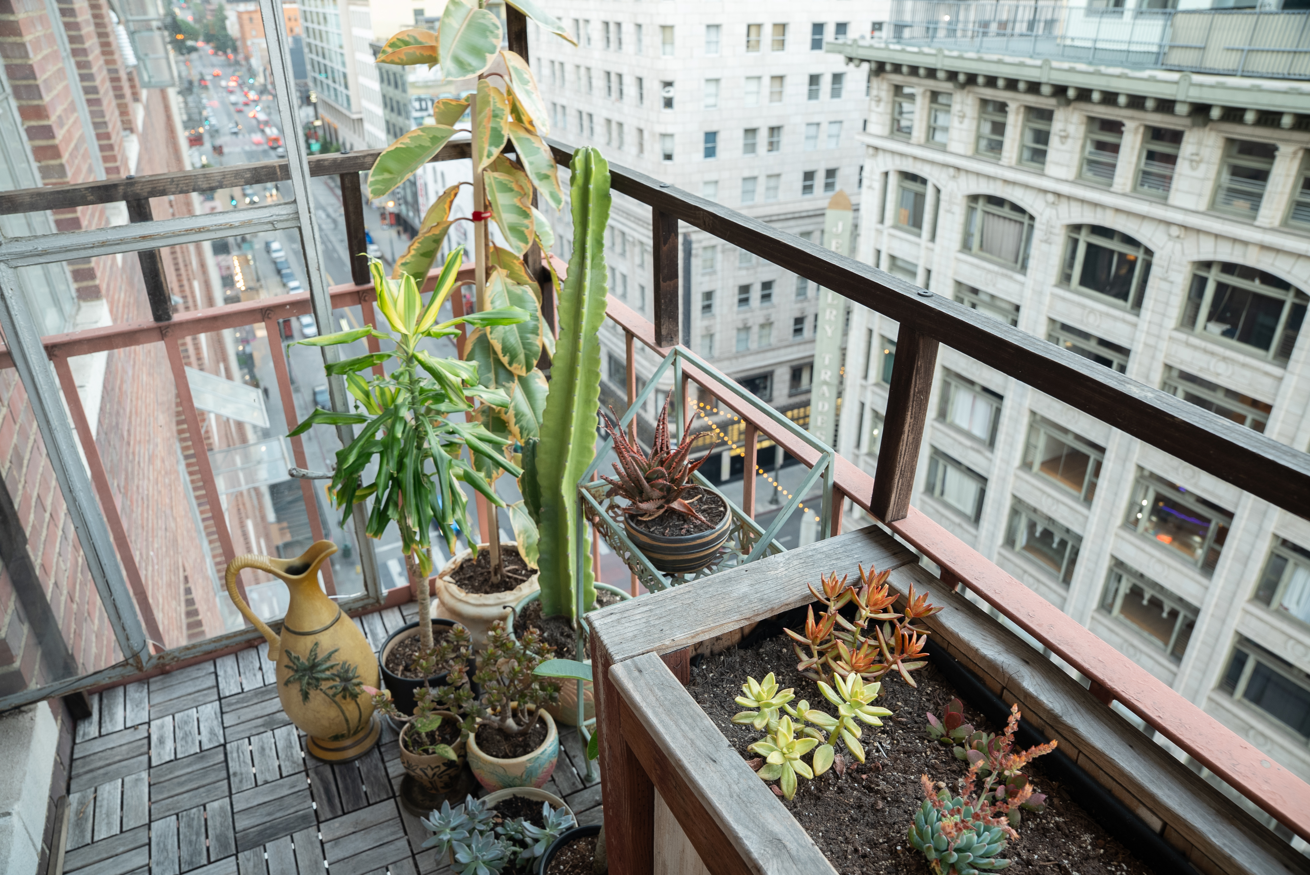  Sun-Filled DTLA Artist Loft for Photo, Video & Music Demos