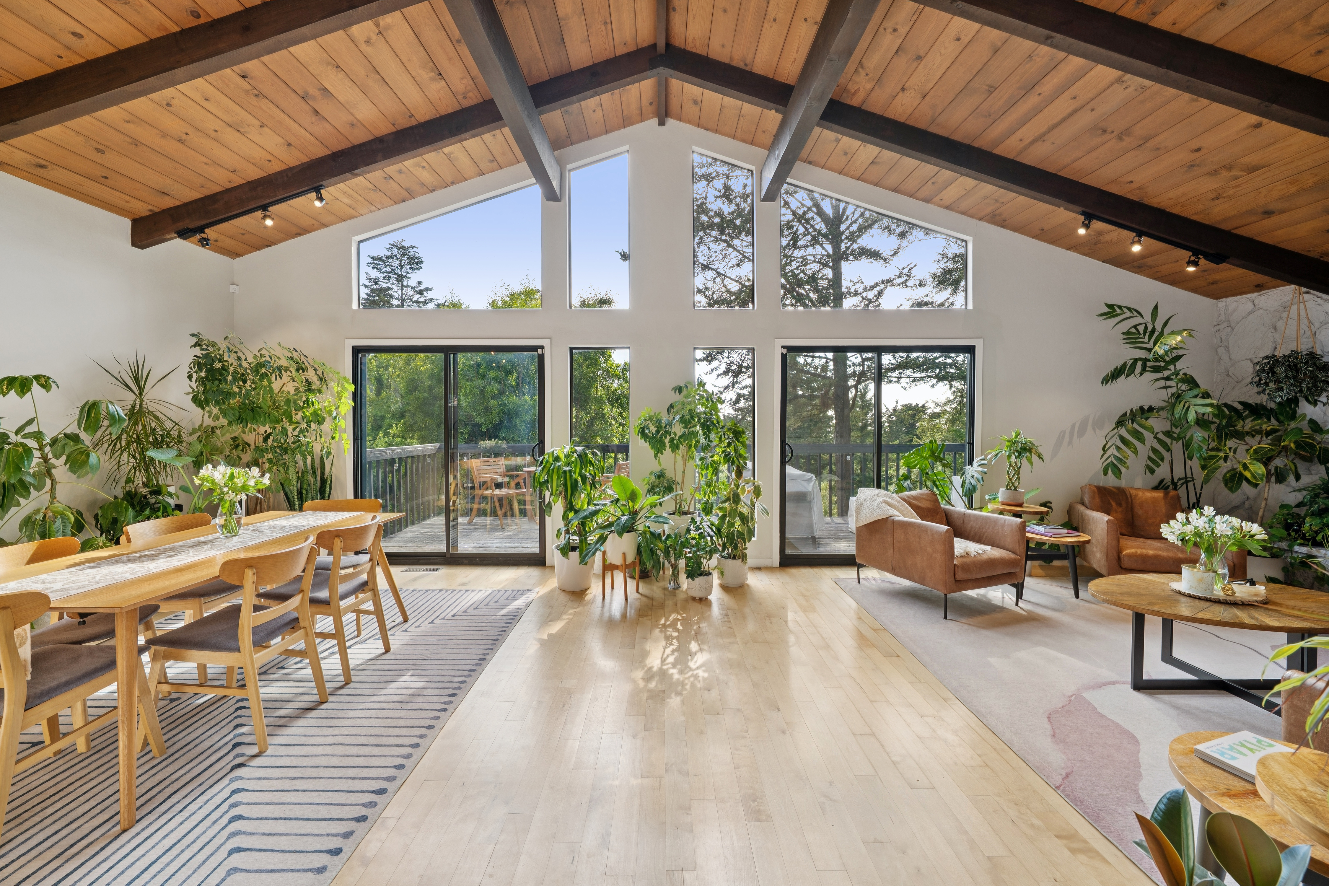 Mid-Century Modern Oasis Among the Oakland Tree Tops