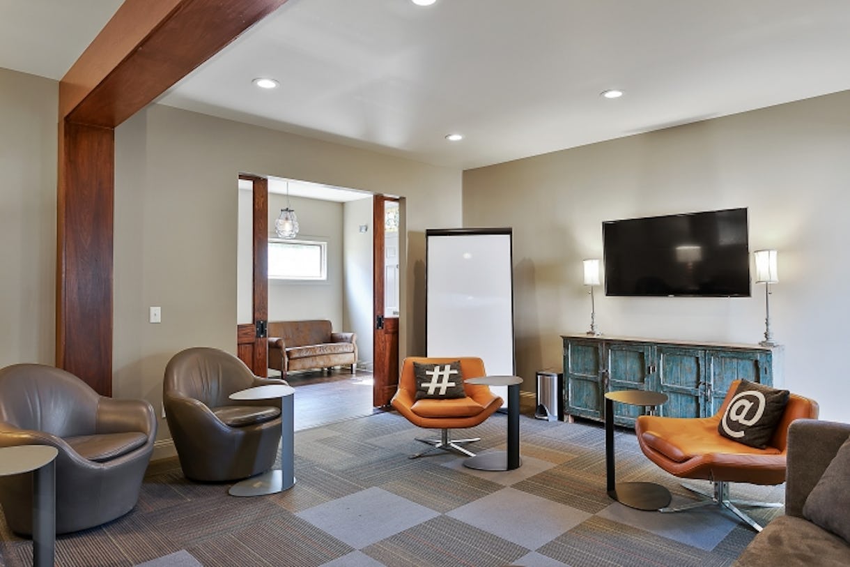 1212 Germantown Meeting Room for up to 12 - The Austin Powers Room + Kitchen Bar Access