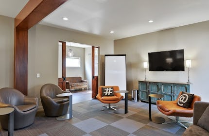 1212 Germantown Meeting Room for up to 14 - The Austin Powers Room + Kitchen Bar Access