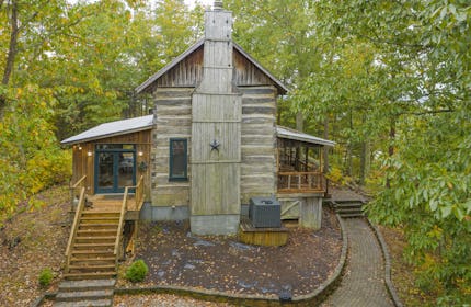 Historic Family Cabin with 270 degree views of Kentucky Lake