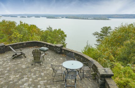 Historic Family Cabin with 270 degree views of Kentucky Lake