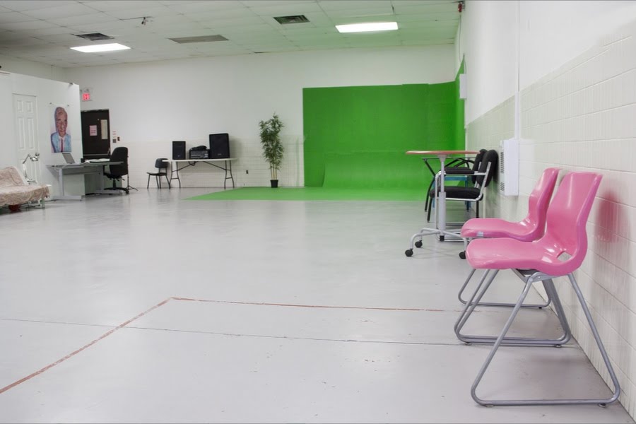 Photography Studio With Cyc & Lights