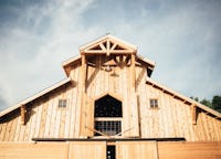 Beautiful barn on 200 scenic acres in Sheepneck Valley located one hour south of Nashville 