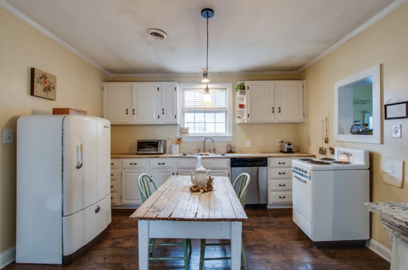 Fantastic 1870's  Historic Home/ Vintage Car in Franklin, TN- Walk to Square!