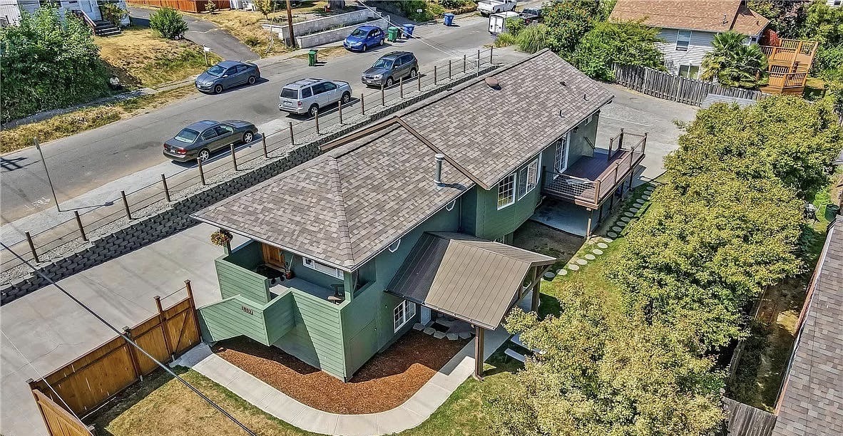 Creative retreat house w library & piano