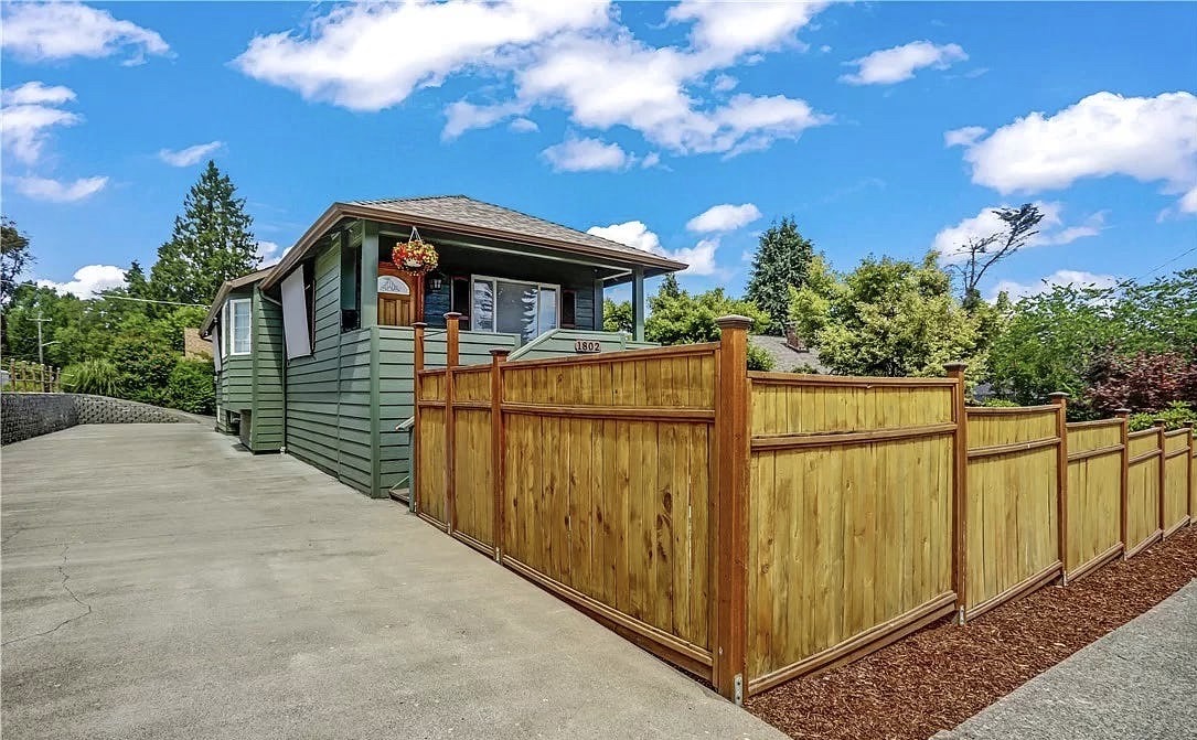 Creative retreat house w library & piano