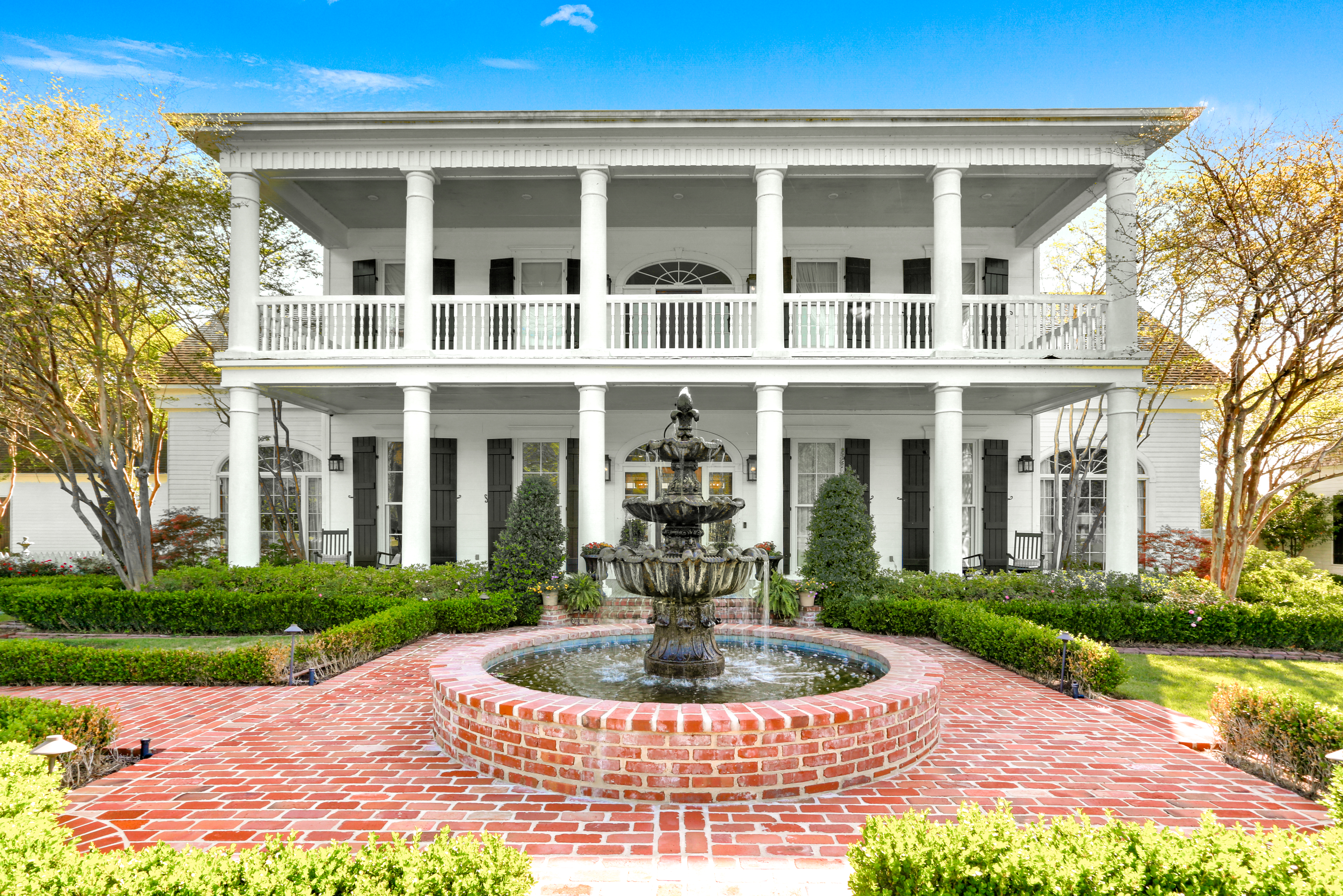 Beautiful Estate with Lazy River and Golf Simulator