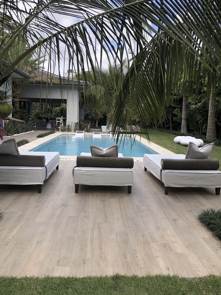 Modern home with Tropical Zen garden