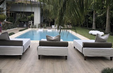 Modern home with Tropical Zen garden