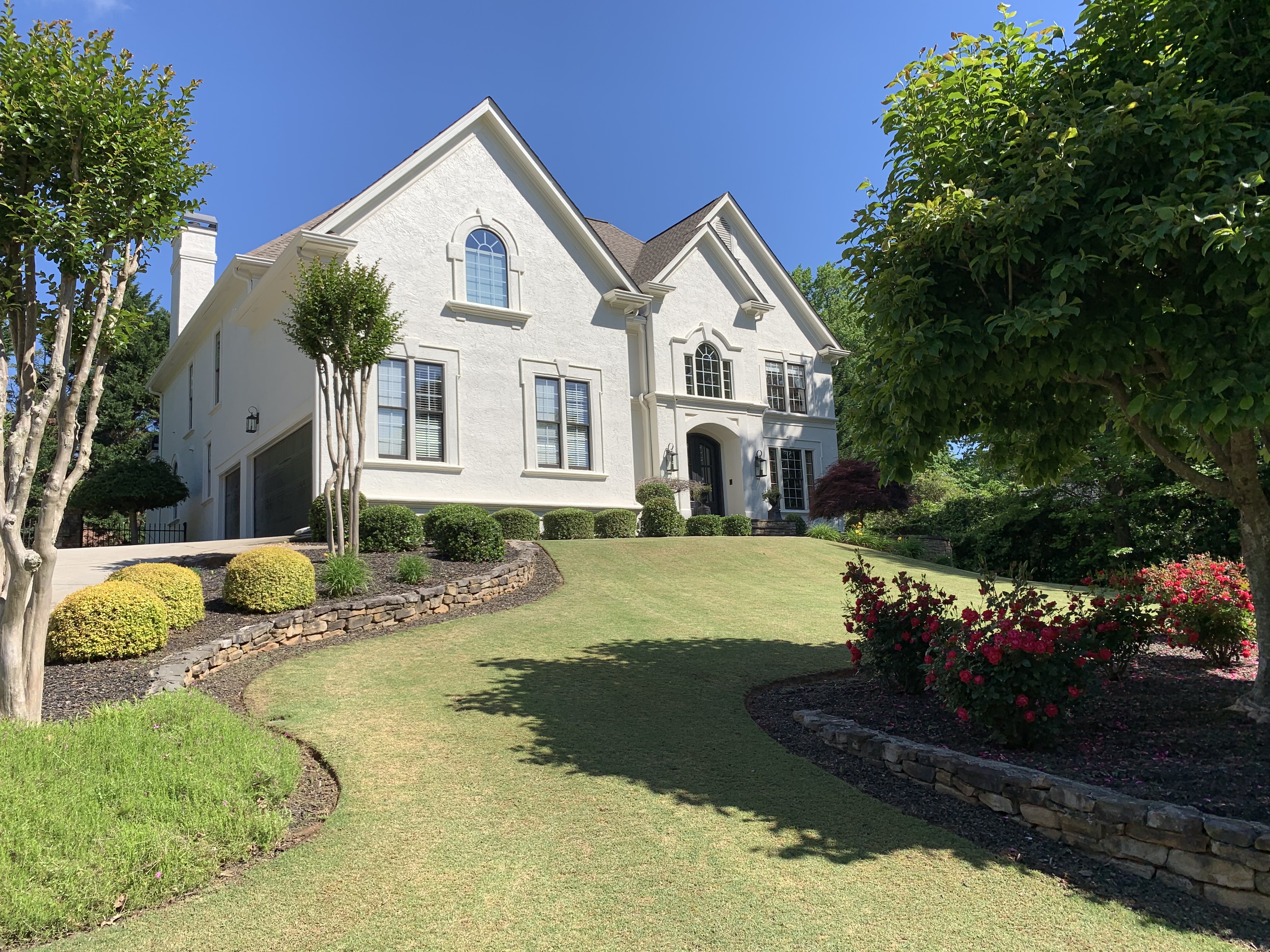 Traditional home w/ large yard & pool