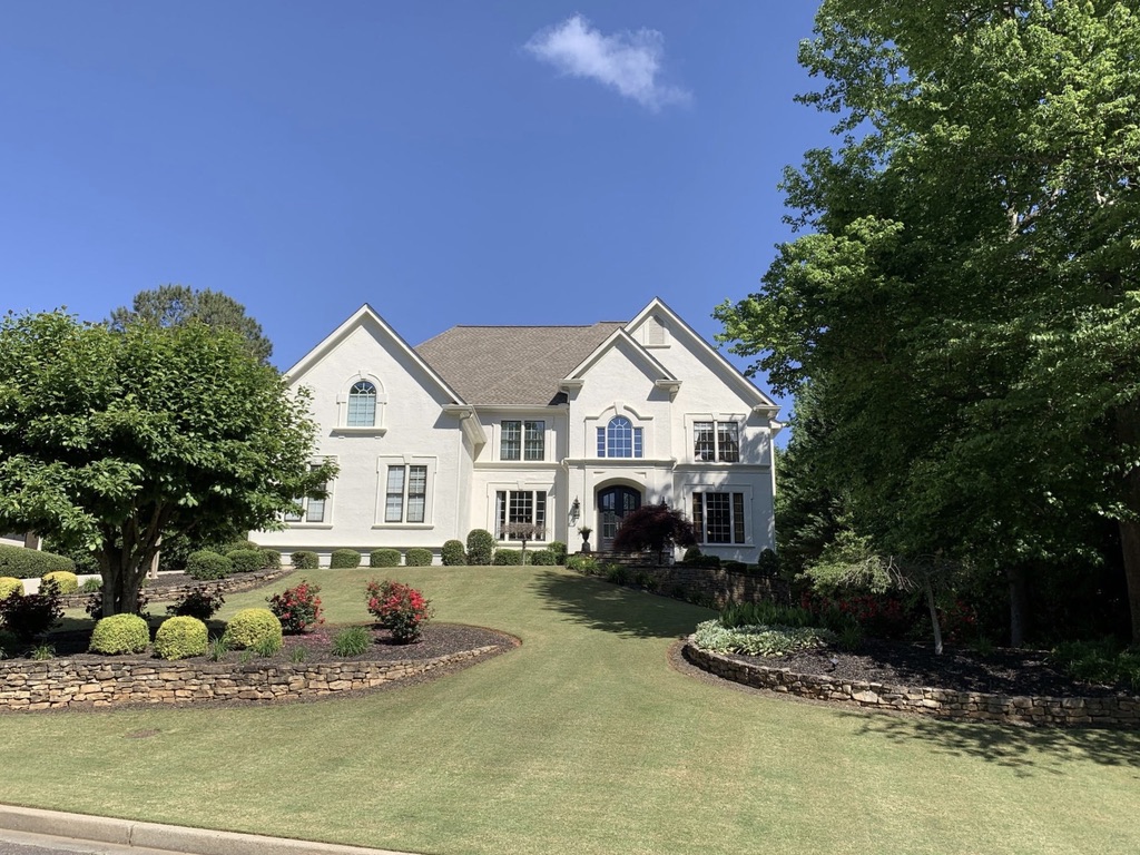 Traditional home w/ large yard & pool