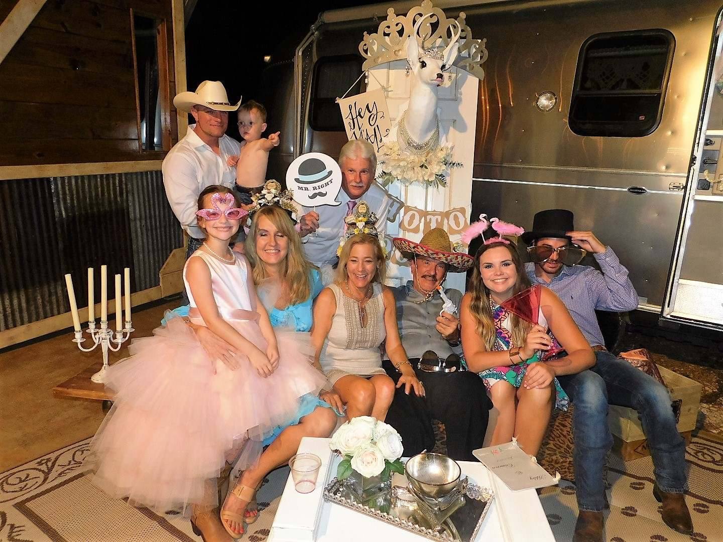 25’ 2002 Airstream Safari Travel Trailer—beautiful inside & out—photo backdrop, or shoot inside as a photo booth!