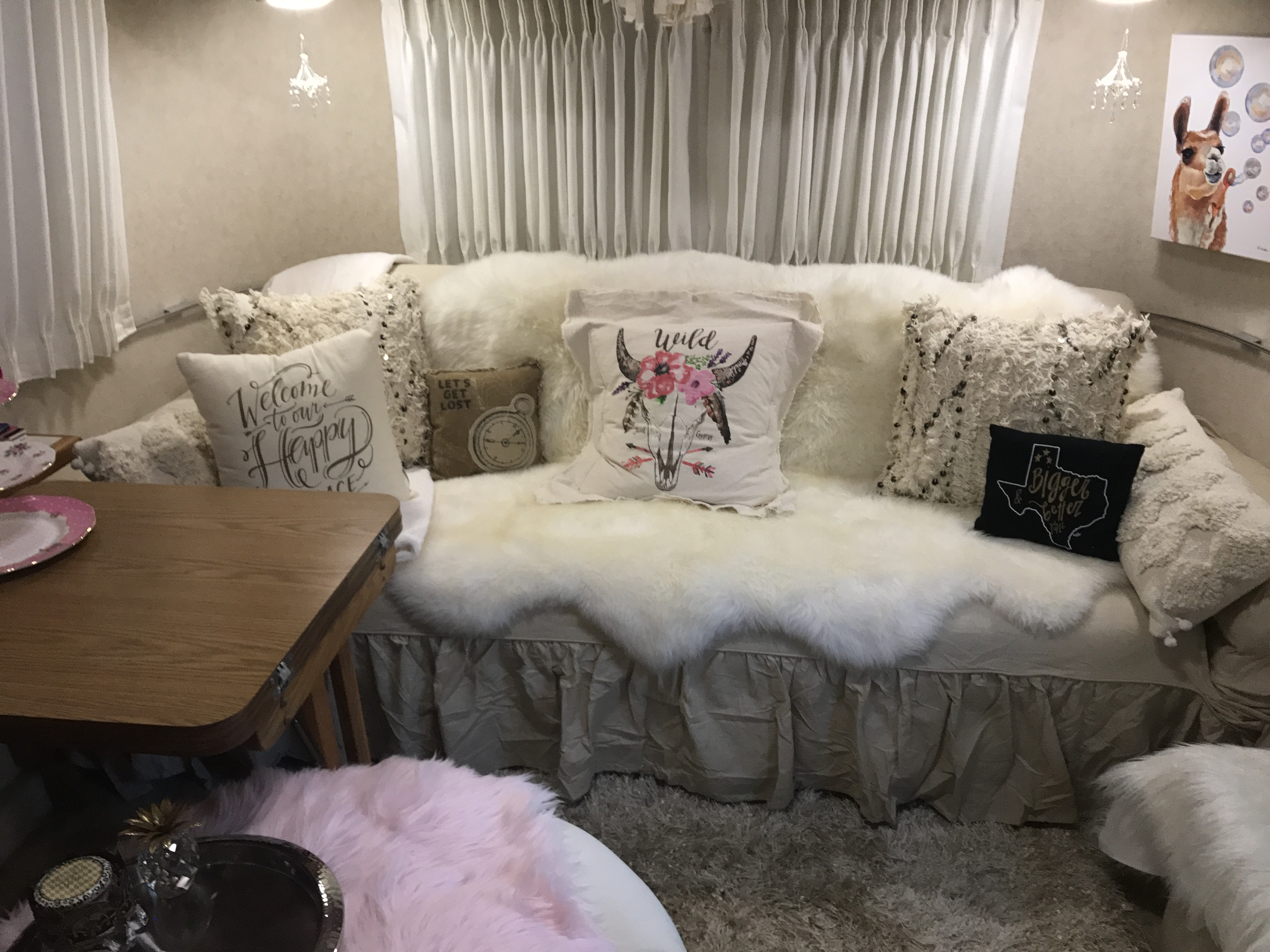 25’ 2002 Airstream Safari Travel Trailer—beautiful inside & out—photo backdrop, or shoot inside as a photo booth!