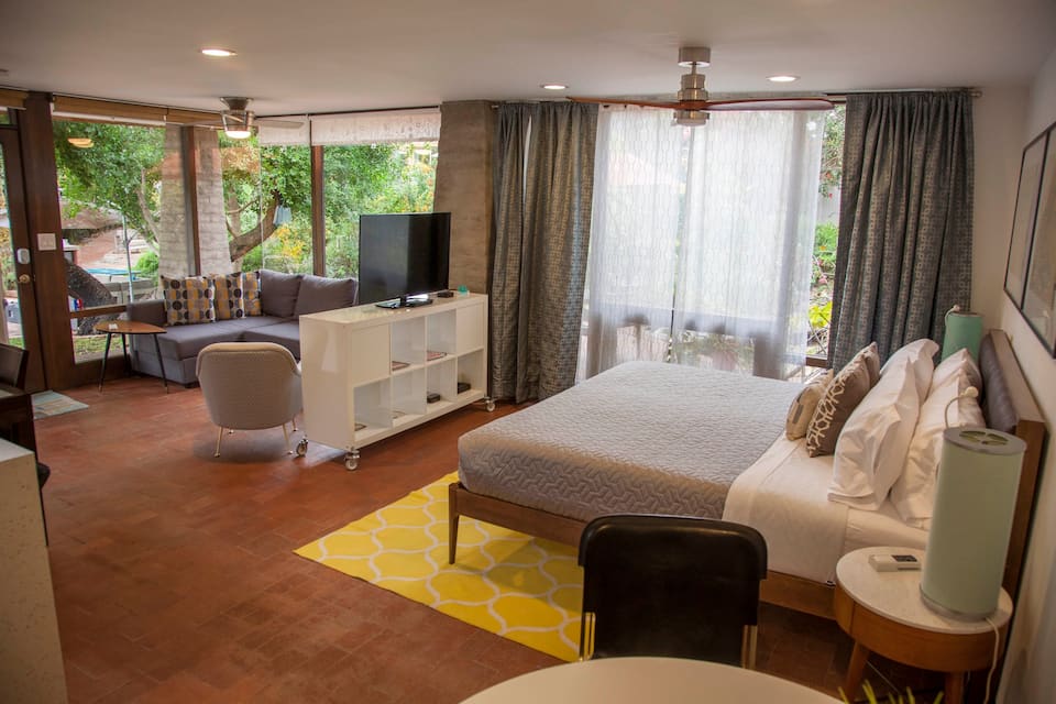 MCM studio guesthouse in lush gardens