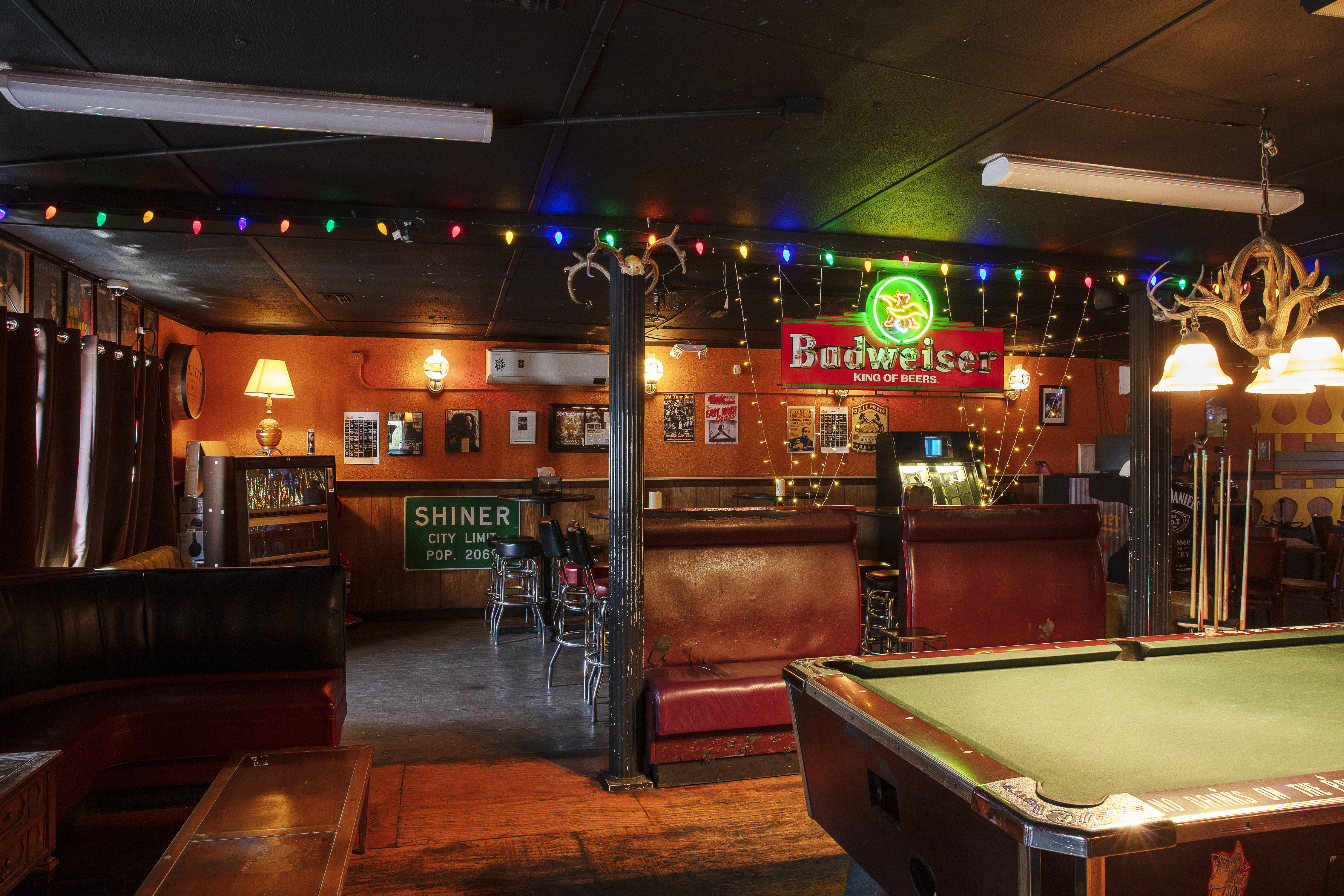 Dee's Country Cocktail Lounge