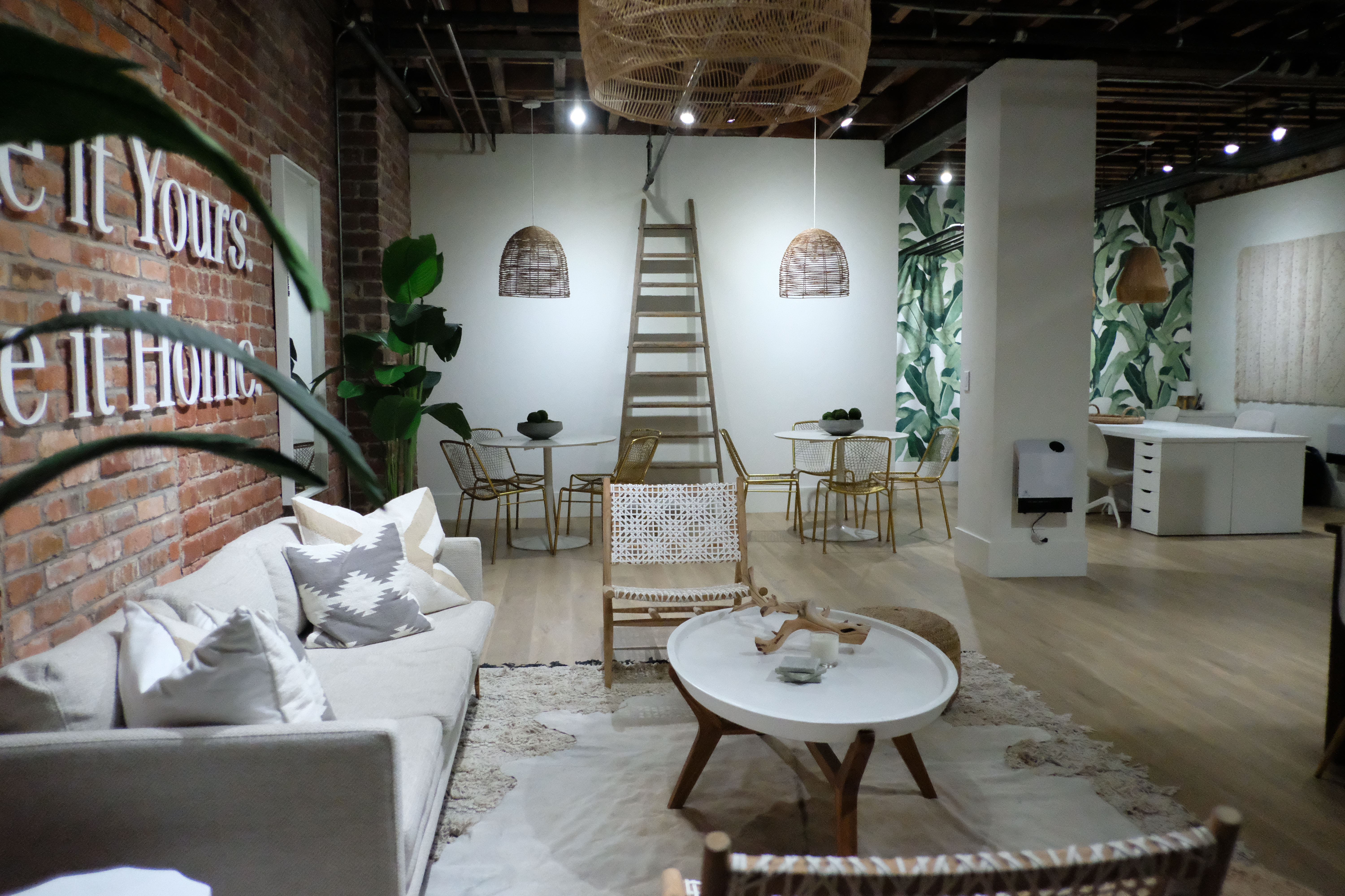 Uptown Work & Meeting Loft with Versatile Functionality and Amenities