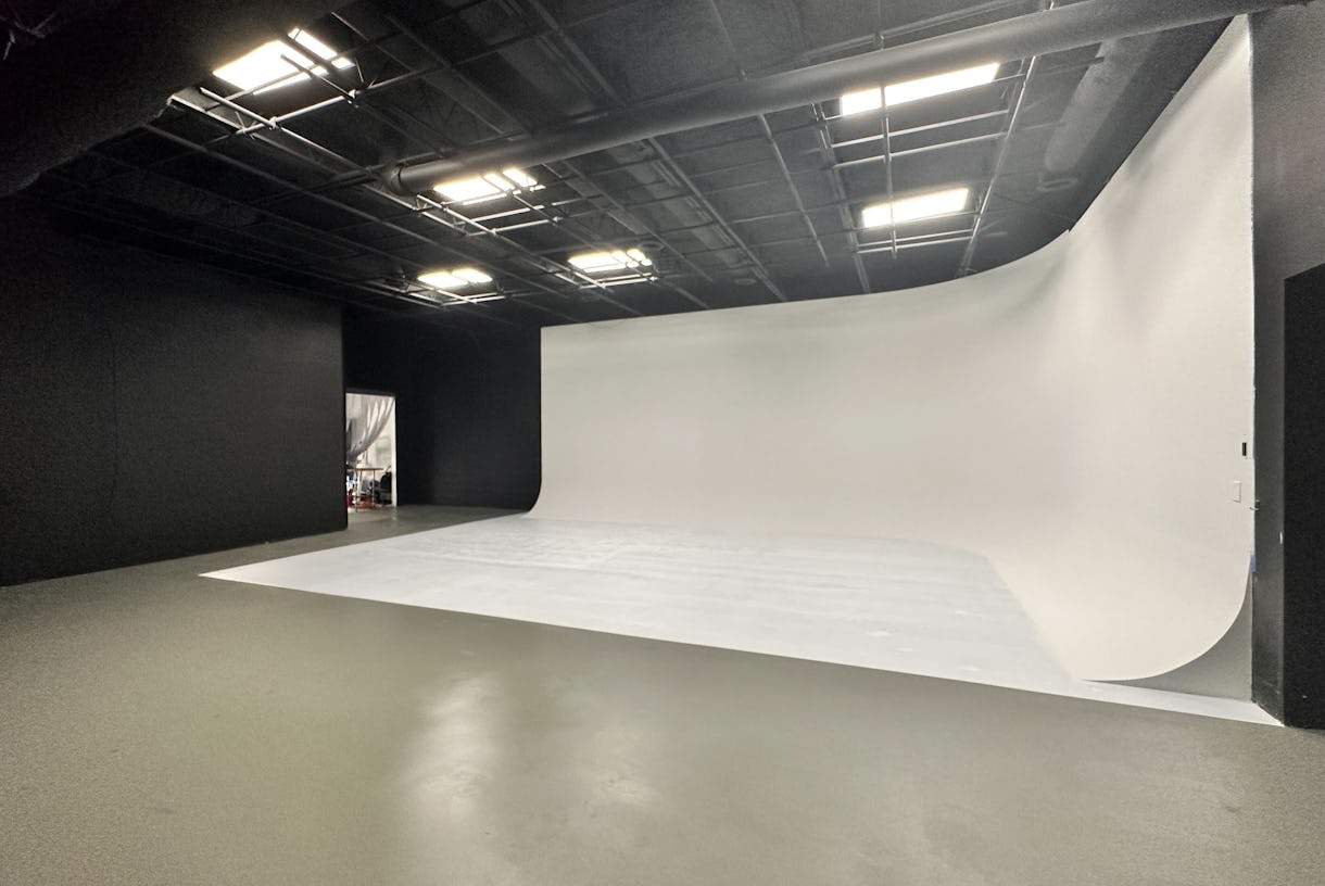 Lucie Studios | West Midtown Studio w/ Cyclorama wall, Green screen lighting and pro