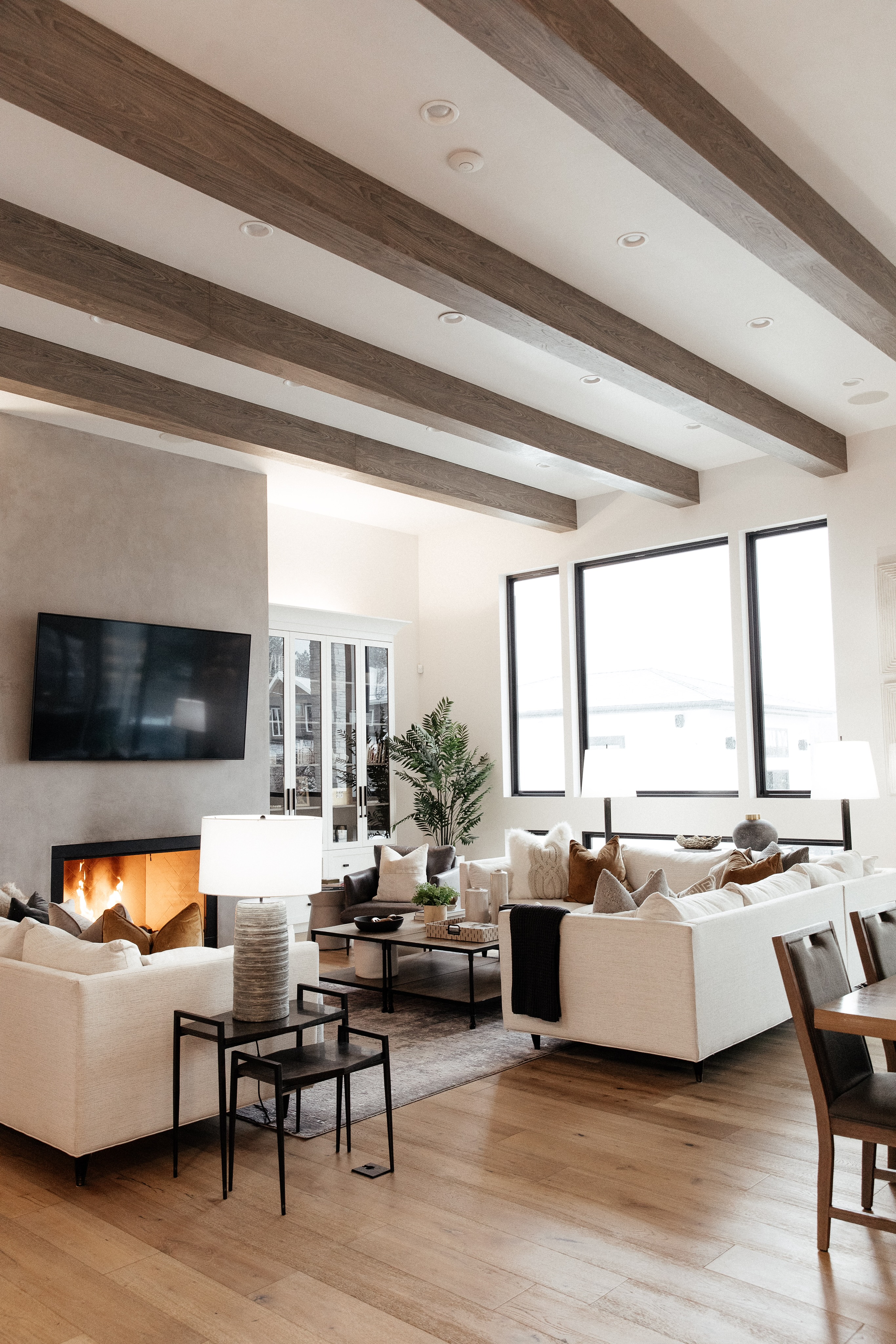 Modern Spacious Home with Mountain View