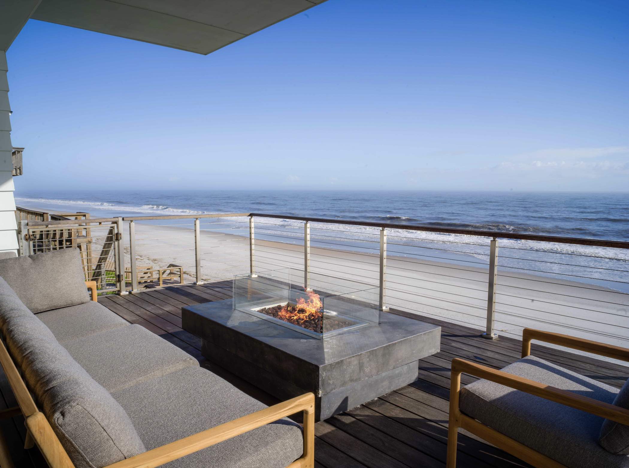 Modern 4 BDR beachfront home with fast WiFi and Hot Tub