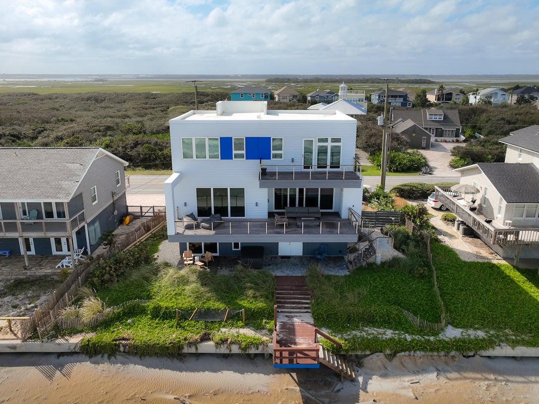 Modern 4 BDR beachfront home with fast WiFi and Hot Tub