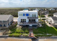 Modern 4 BDR beachfront home with fast WiFi and Hot Tub