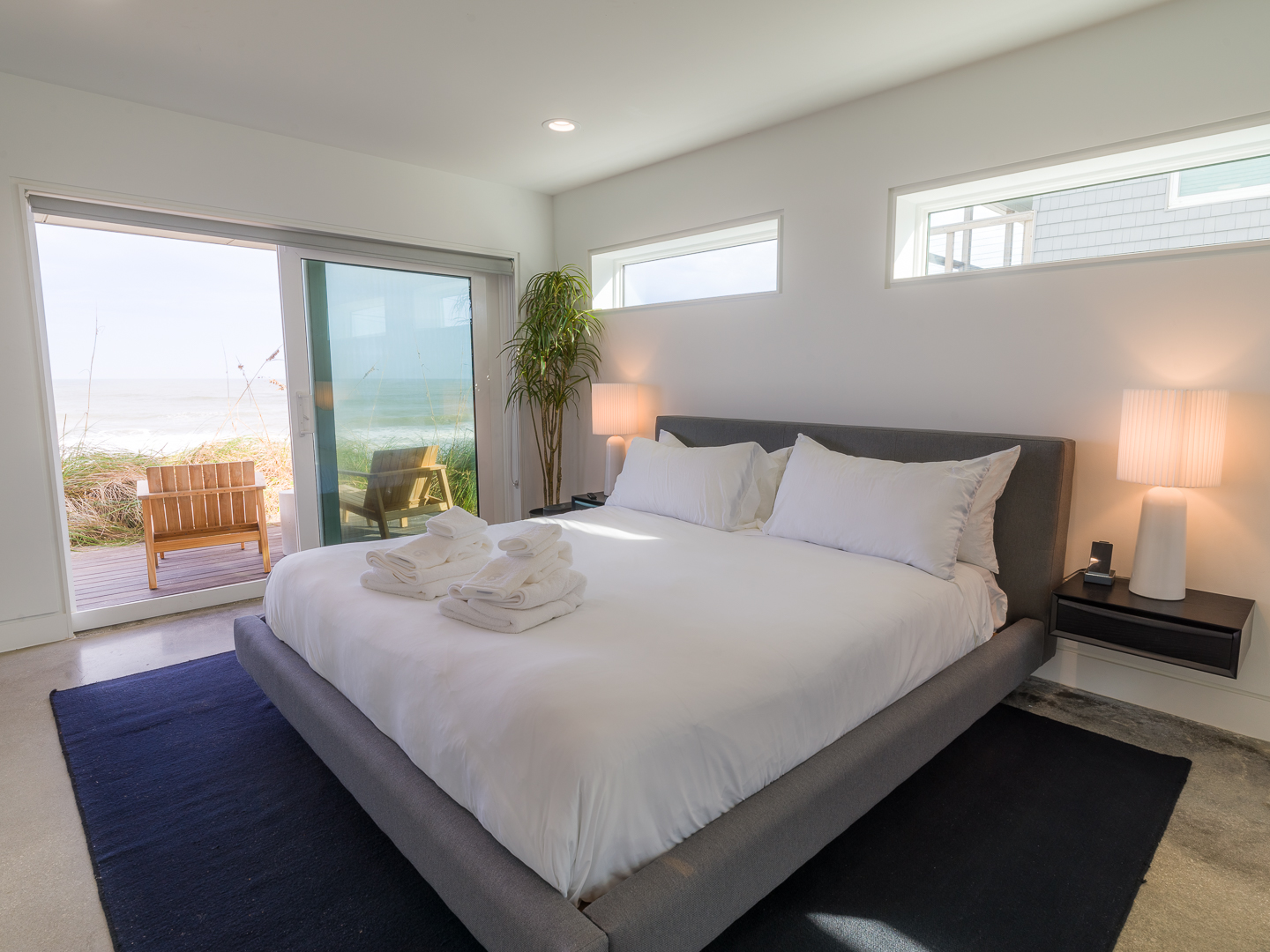 Modern 4 BDR beachfront home with fast WiFi and Hot Tub