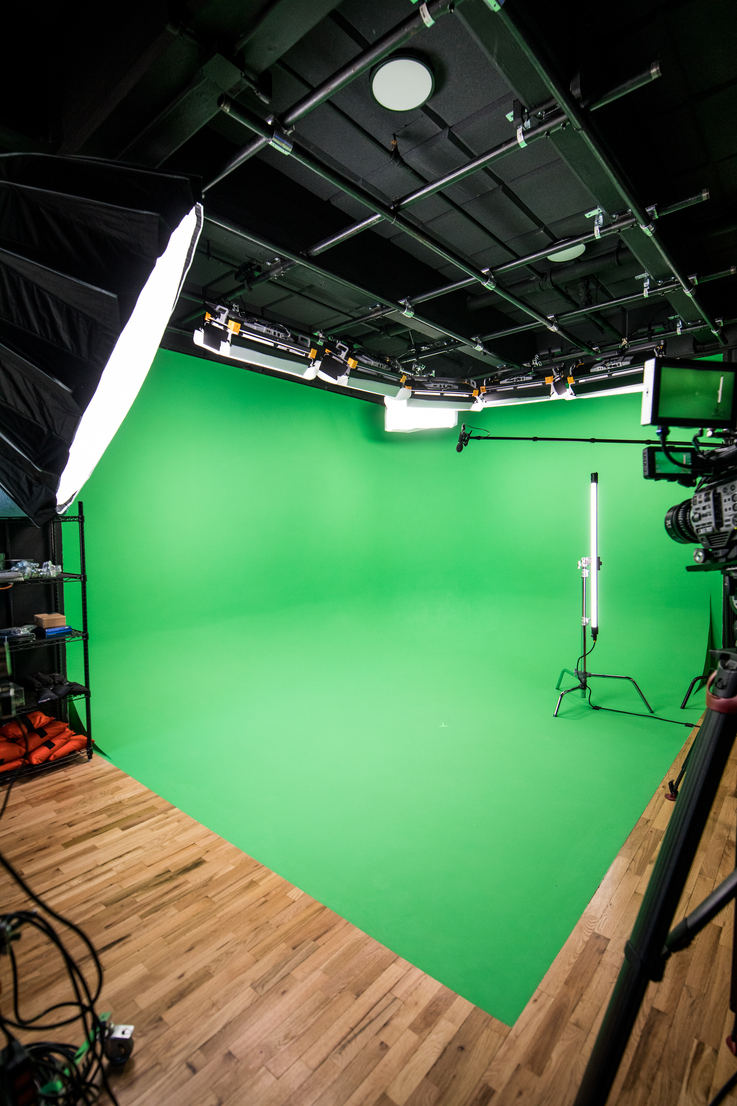 Midtown NYC Green Screen Studio with Full Production Services – Including Filming Crew, Livestream, & Filming Equipment