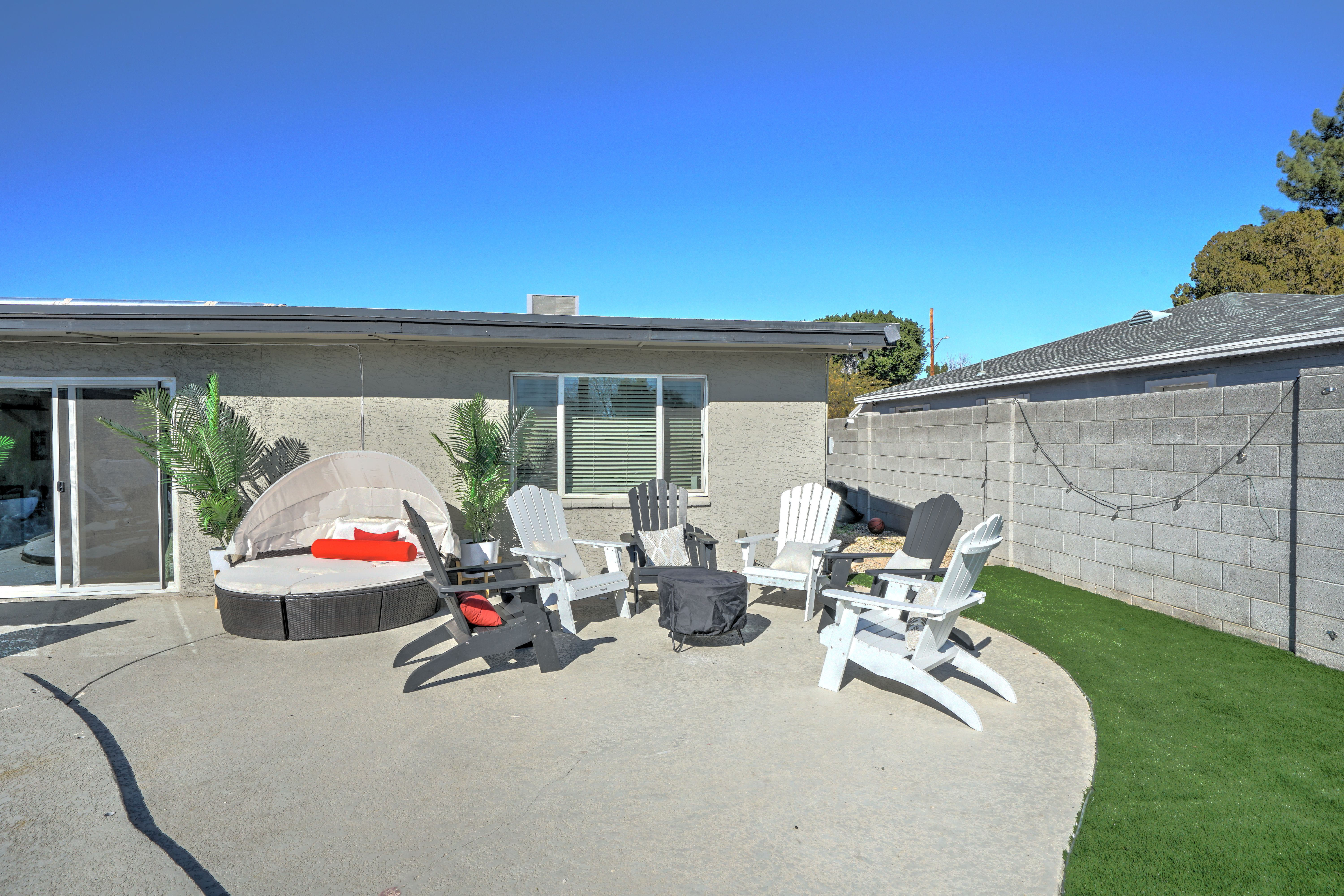 HUGE lot w/ pool, putting green, IVY-wall, daybed!