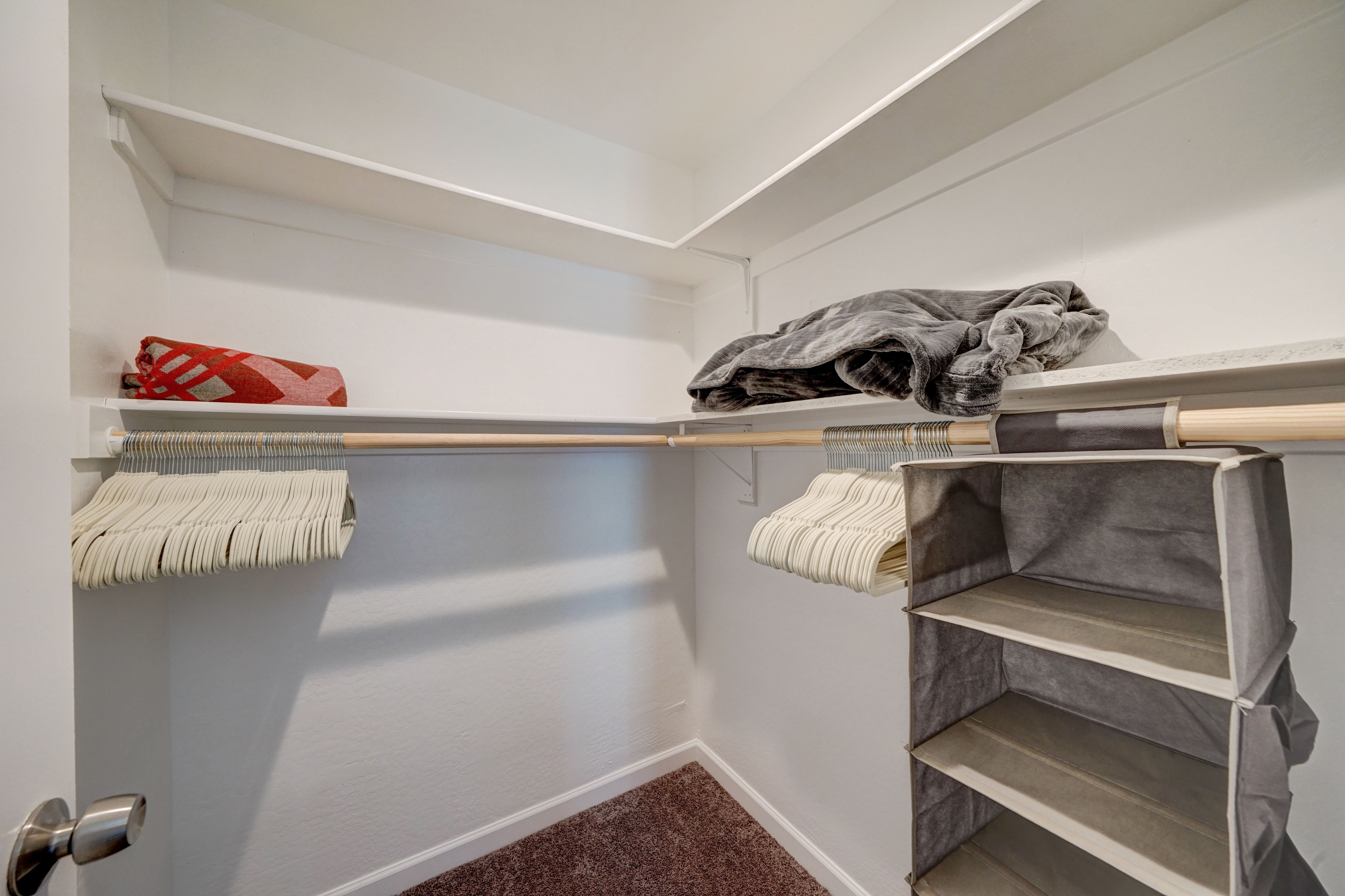 HUGE lot w/ pool, putting green, IVY-wall, daybed!