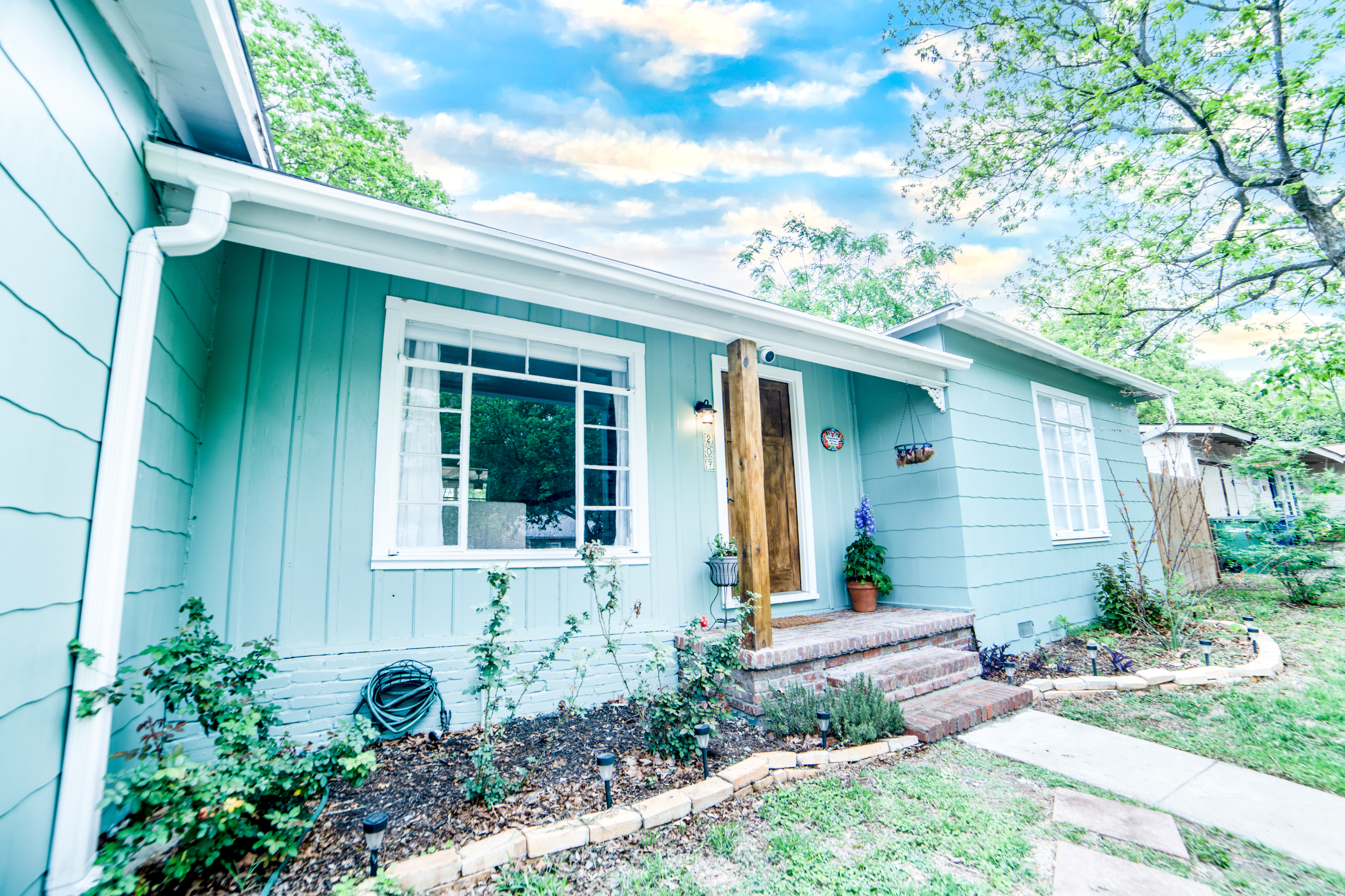 La Casita on Conway: Furnished Tex Mex Cottage w/Back Yard Entertainment