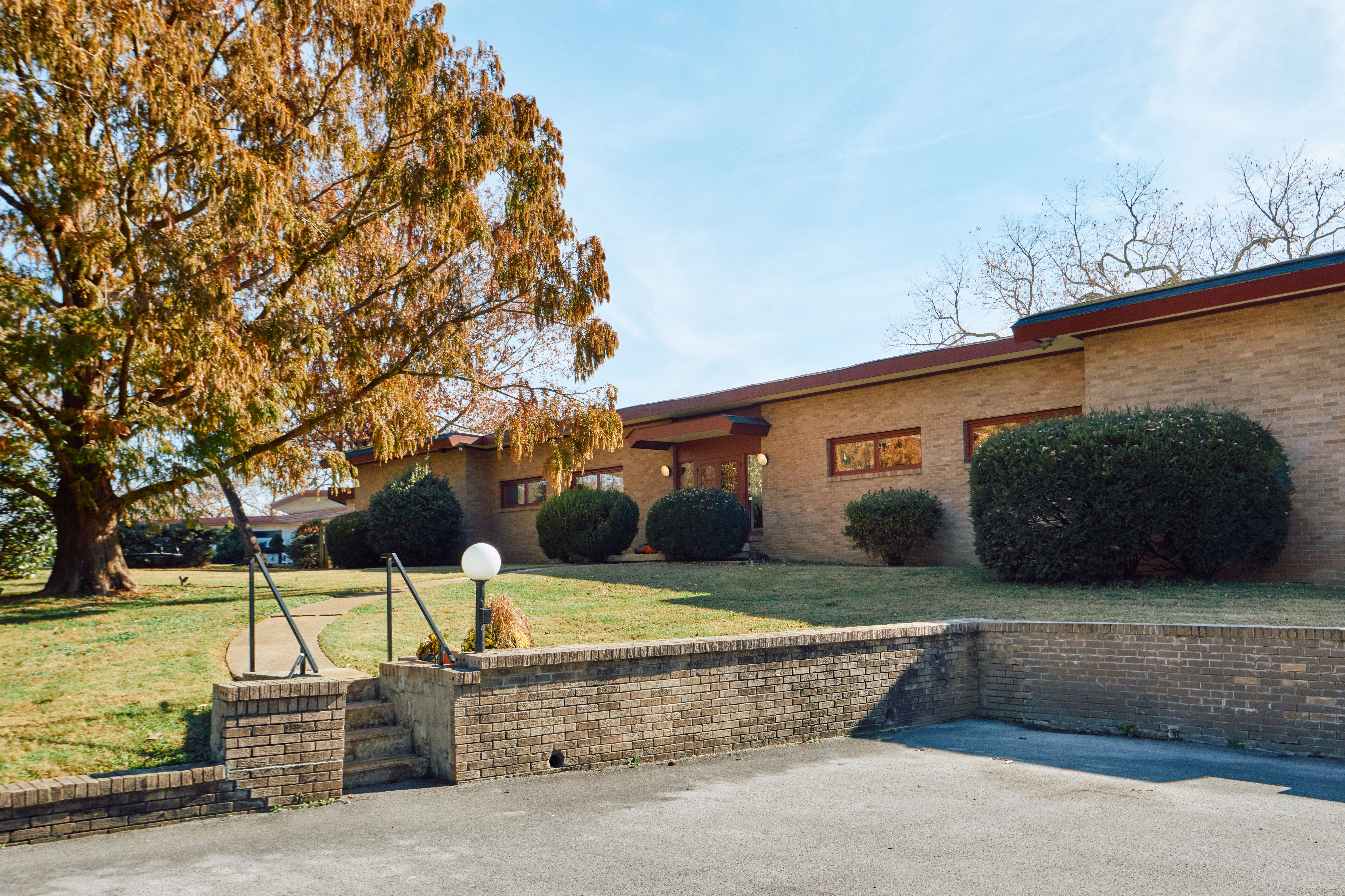 Inspiring Riverside Retreat: Experience Mid Century Magic in our One-of-a-Kind Gem!