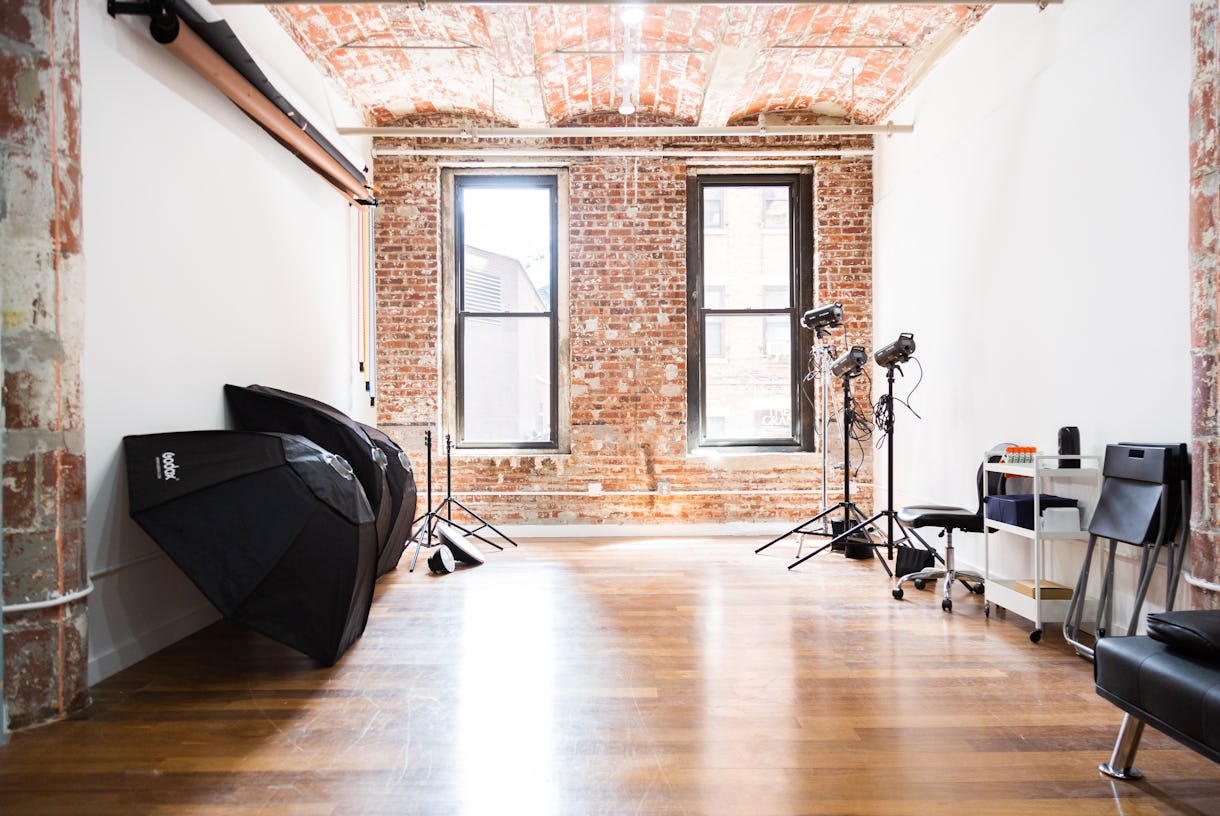 Stunning Dumbo Studio: Natural Light, Brooklyn Bridge Nearby, Full Equipment & Services!