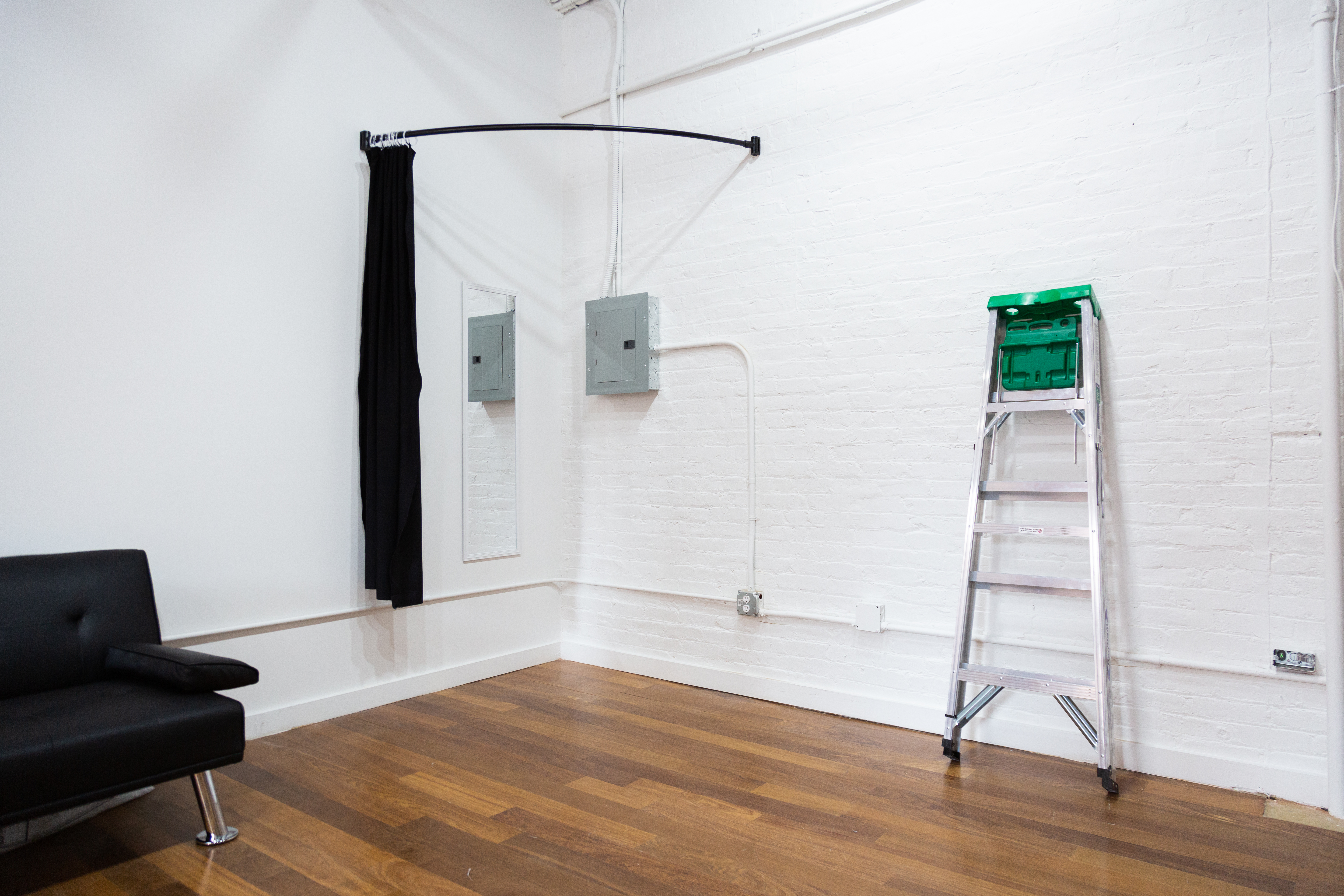 Stunning Dumbo Studio: Natural Light, Brooklyn Bridge Nearby, Full Equipment & Services!