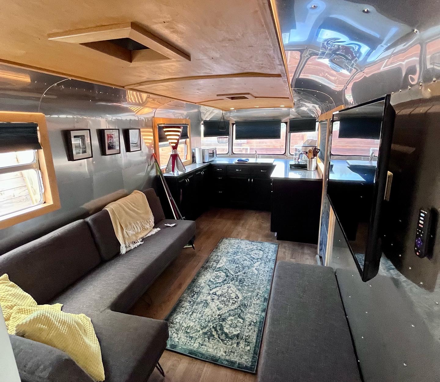 "HotnHappy"Retro-future modern designed Tiny Home