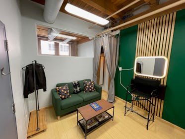 Cozy All-In-One Photography and Film Studio