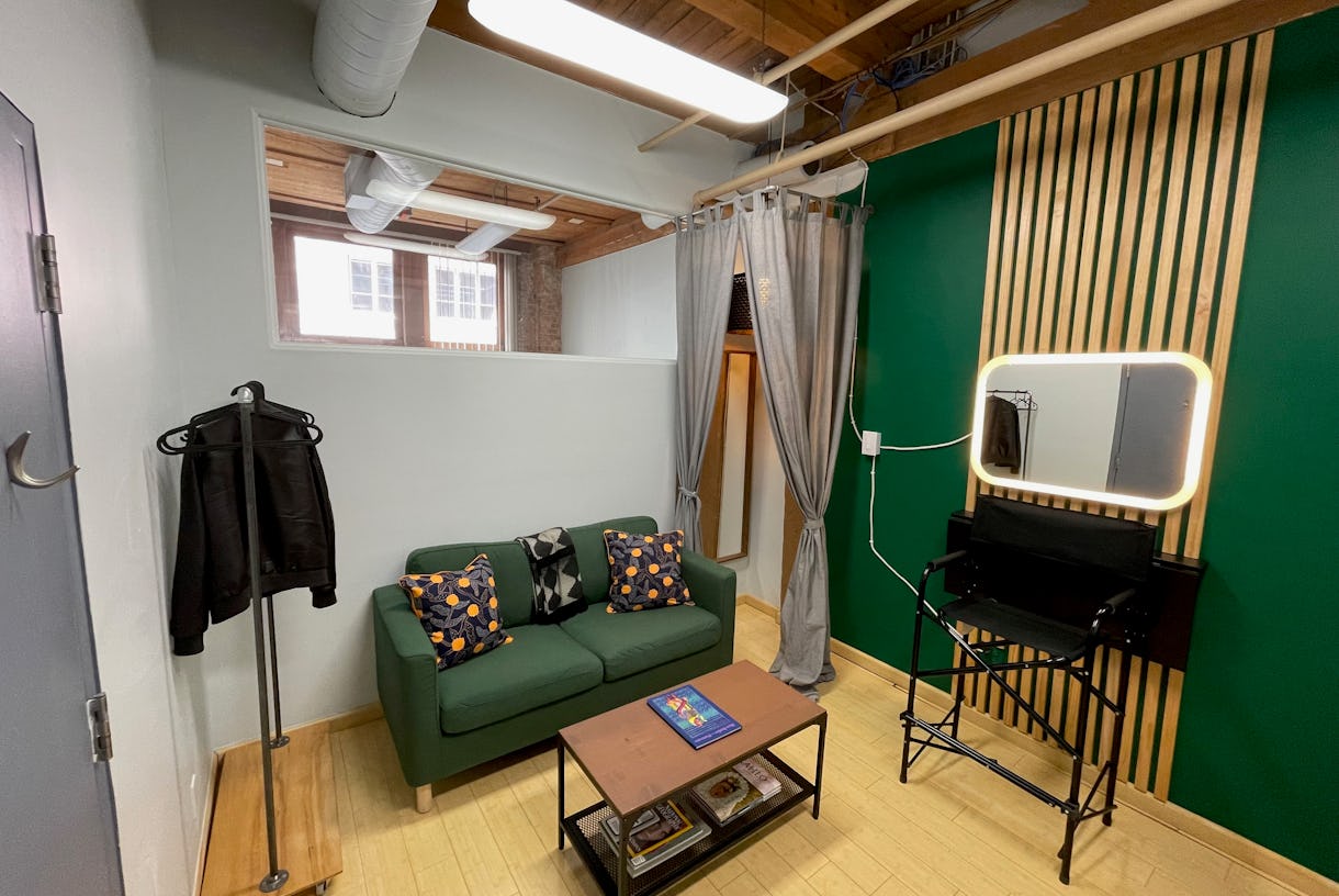Cozy All-In-One Photography and Film Studio