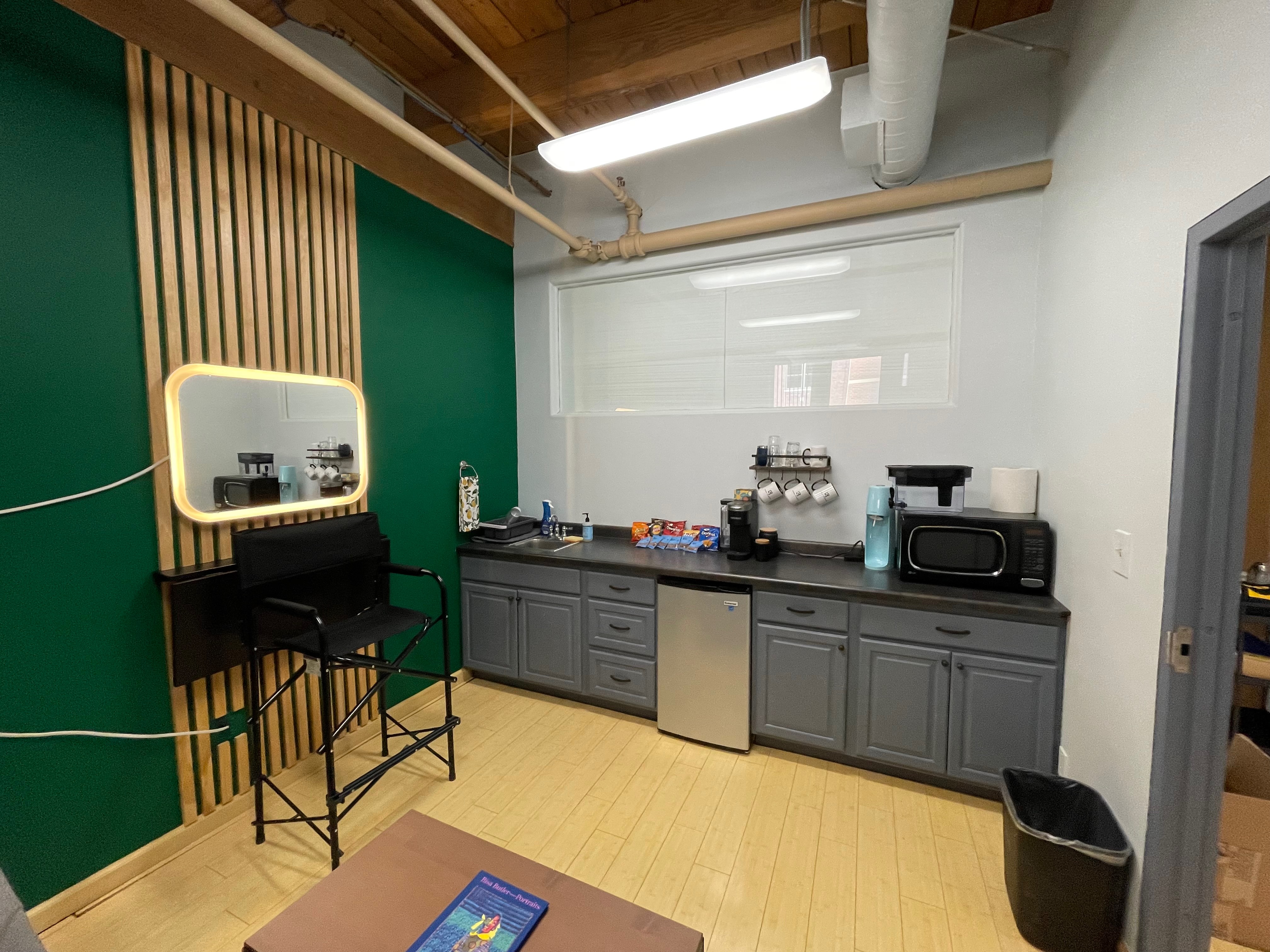 Cozy All-In-One Photography and Film Studio