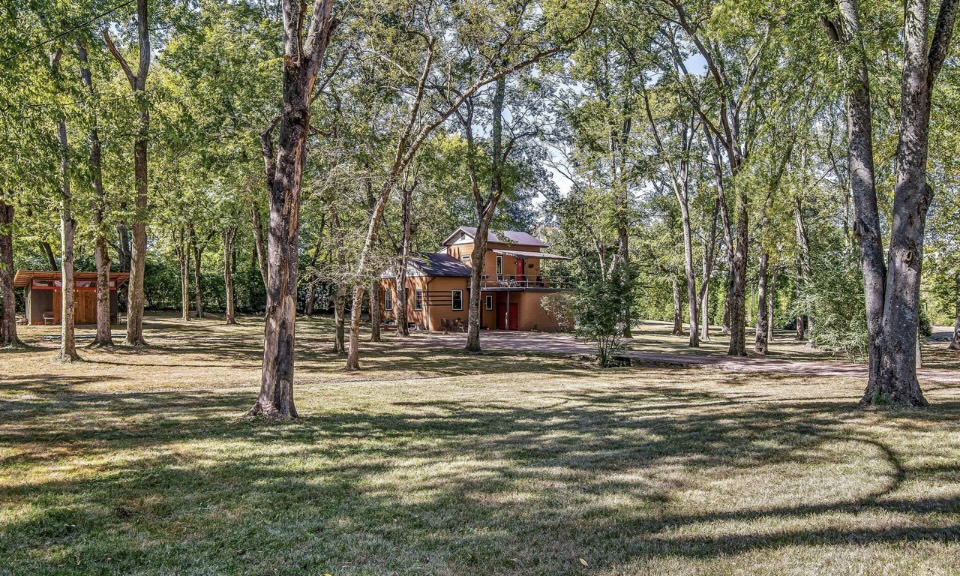 Wooded Mid Century Art Deco Cottage in Inglewood / East Nashville