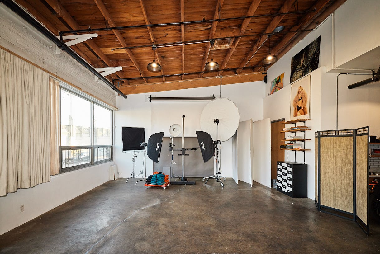 Luminous Arts District Studio: Inspiring Space with Extensive Photo Gear for Rent, near LA River N Bridge