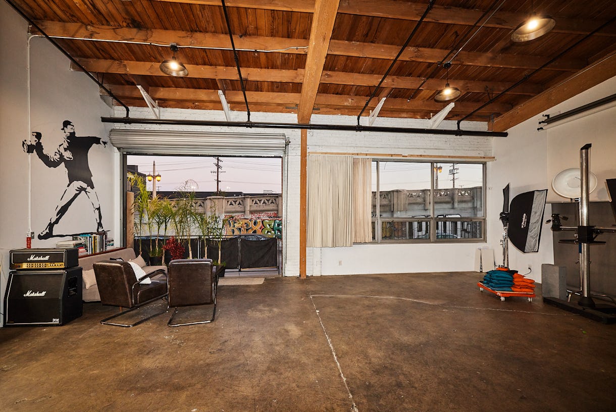 Luminous Arts District Studio: Inspiring Space with Extensive Photo Gear for Rent, near LA River N Bridge