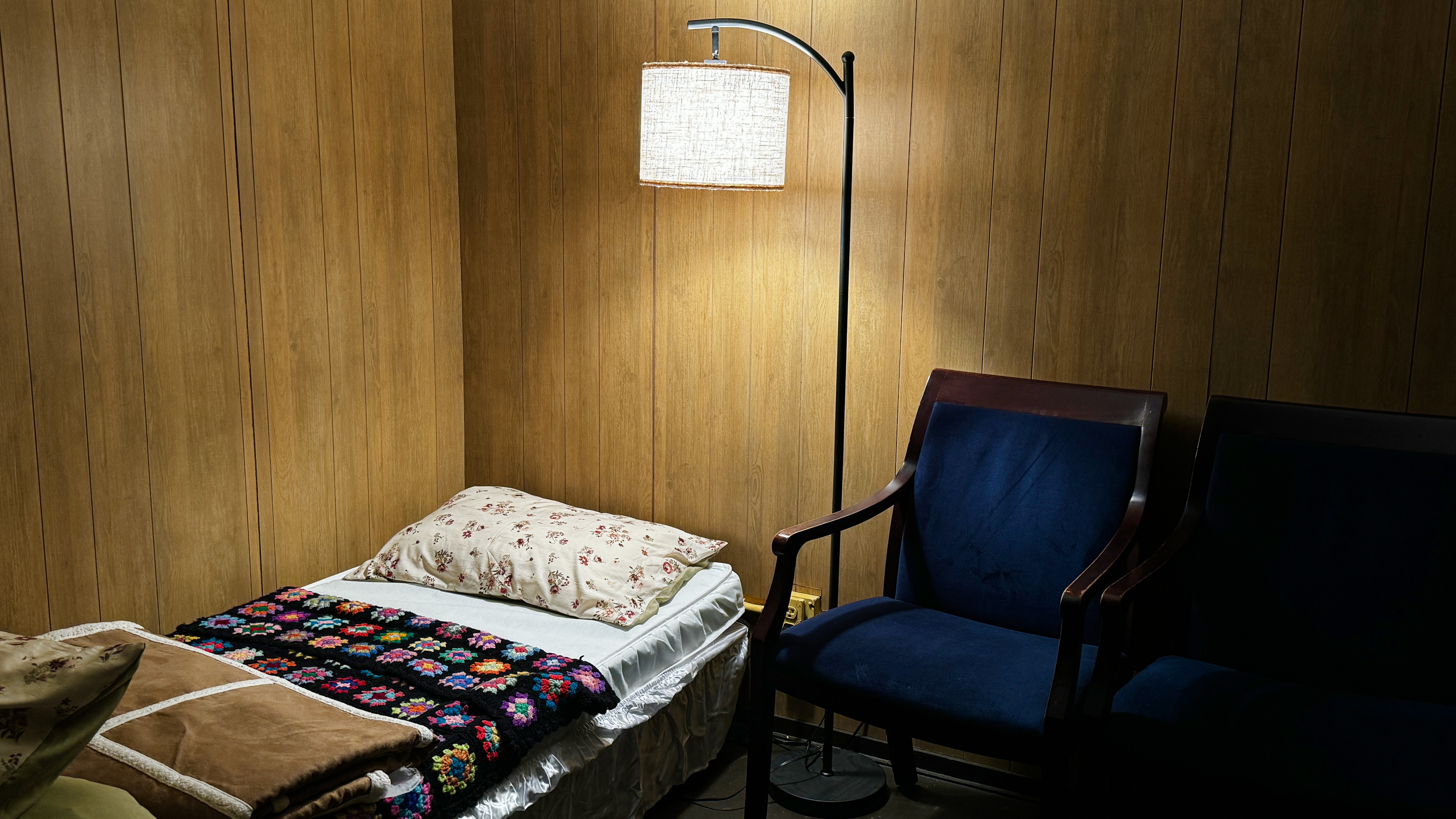 Small Vintage Bedroom, Waiting Room, Office by Our Home Studios WDA